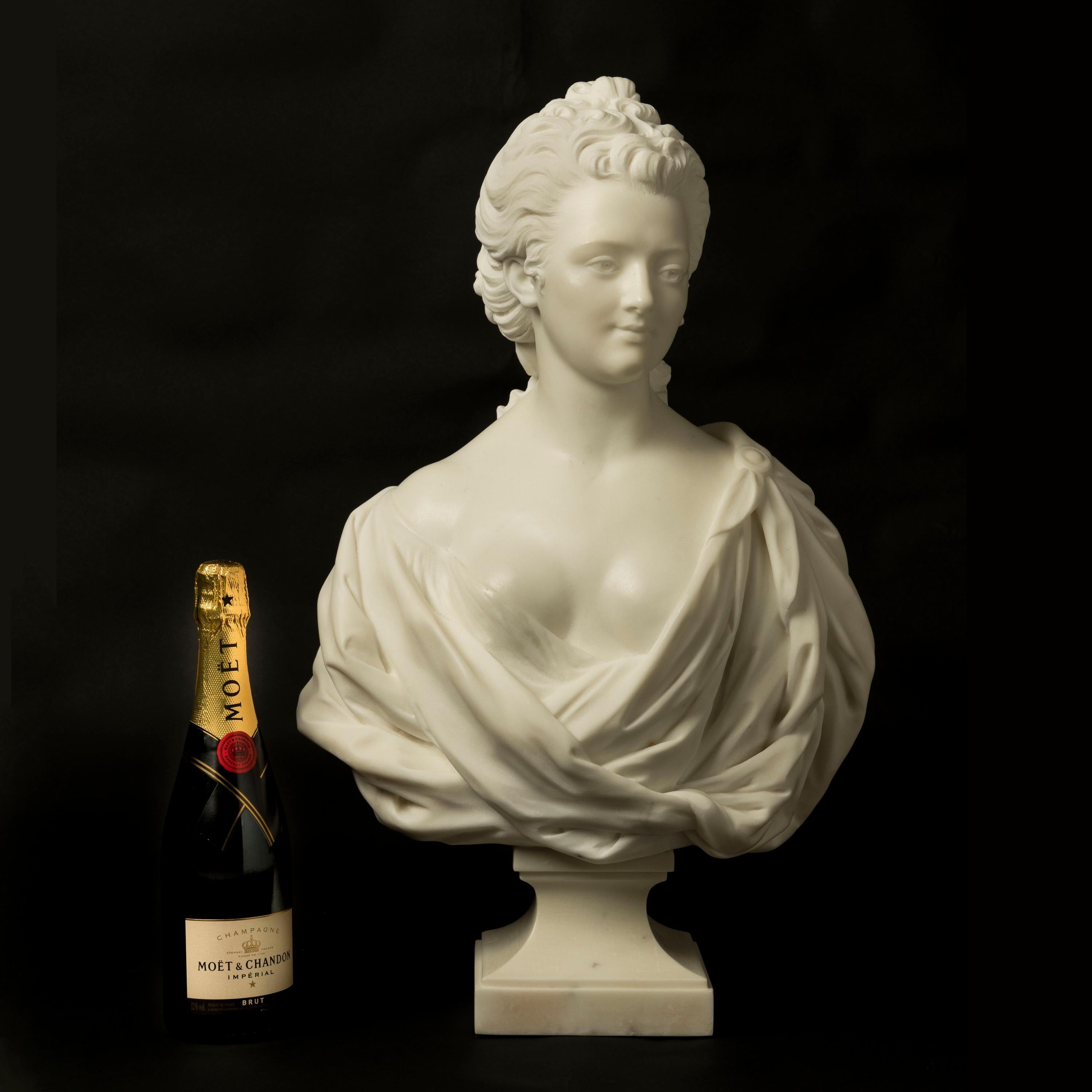 Français Buste en marbre français du 19e siècle représentant une dame classique en vente