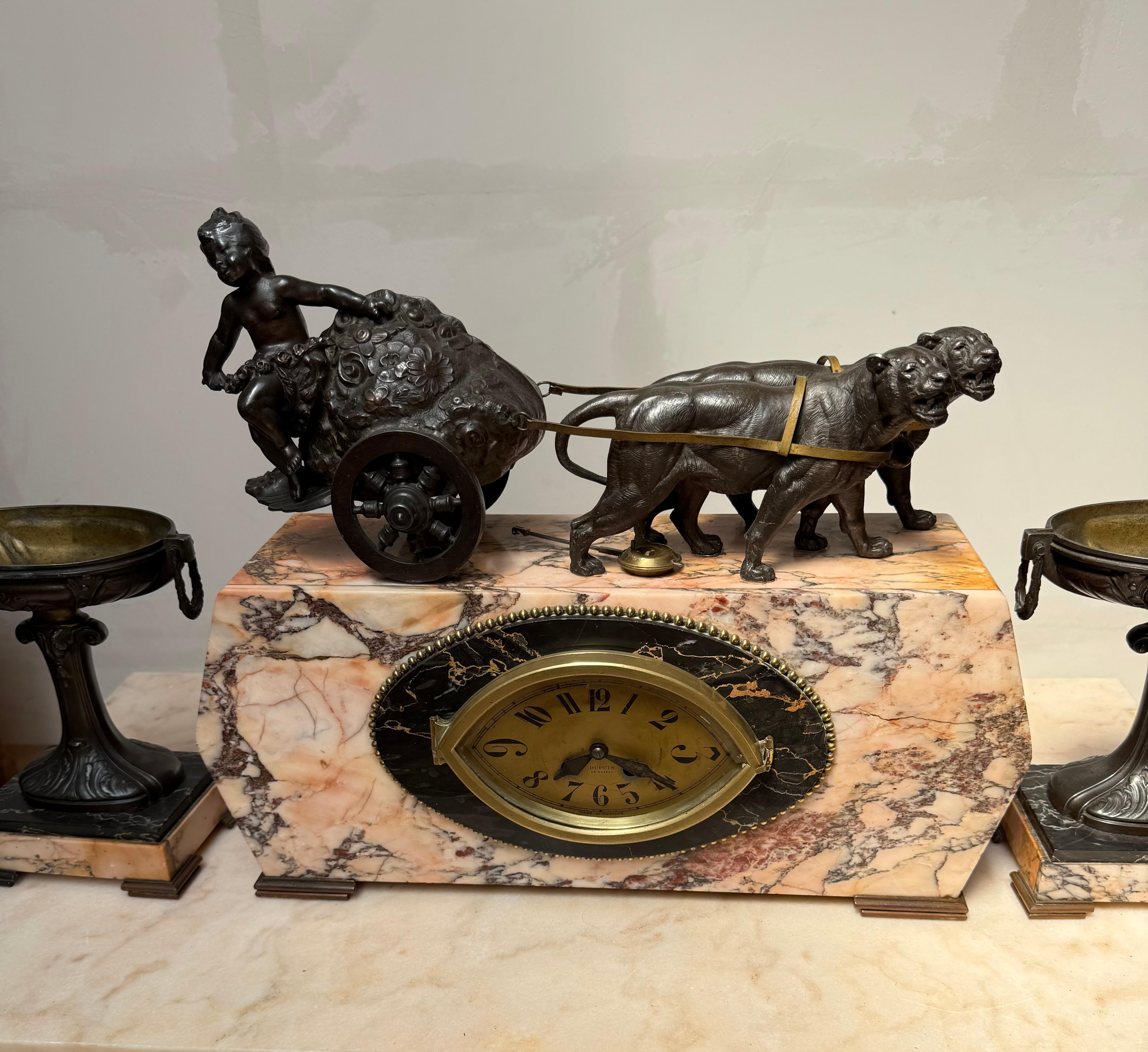 19th Century French Marble Clock Set / Garniture Putto Chariot Drawn by Panthers Belle Époque en venta