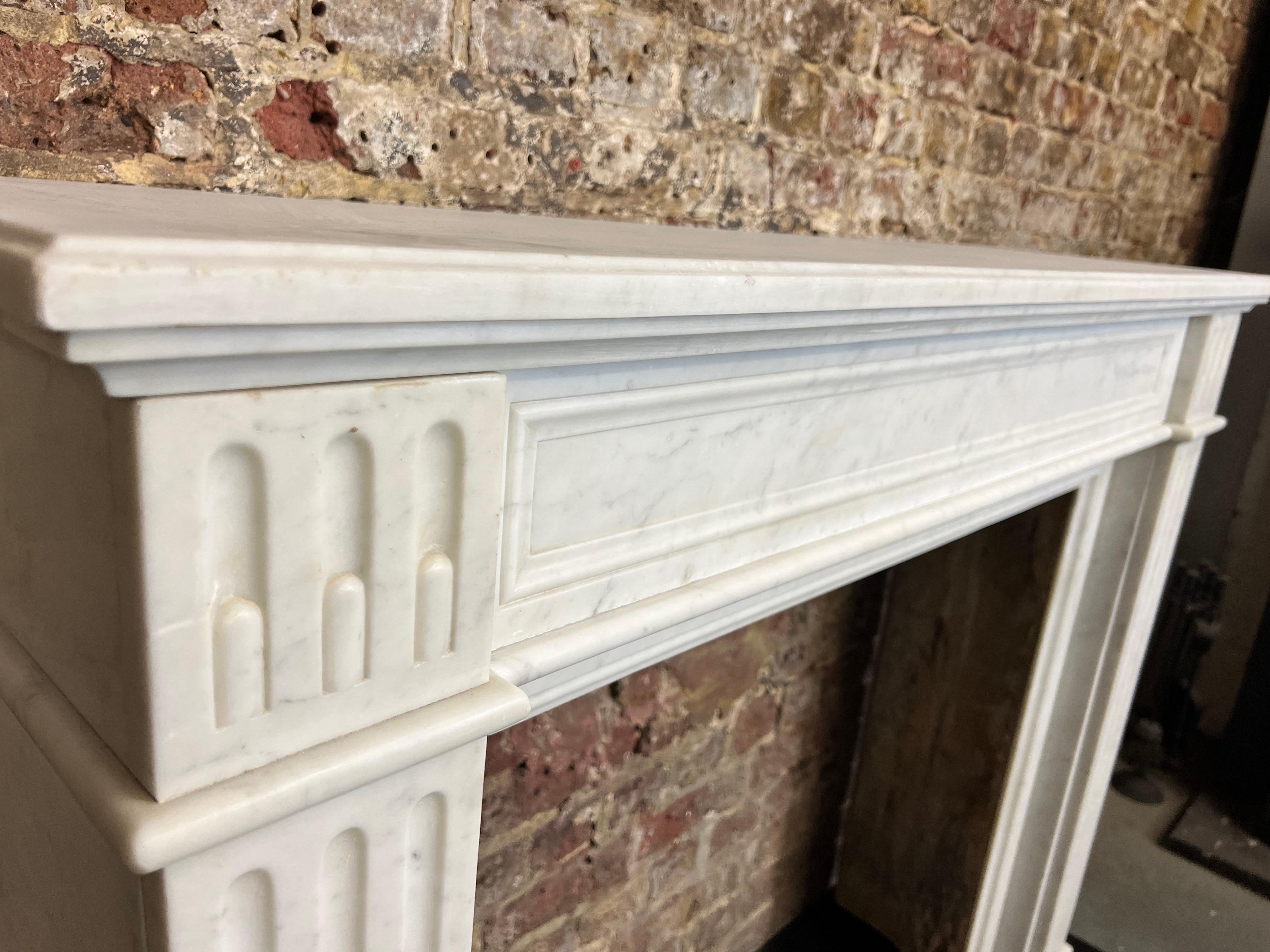 Chimenea francesa de mármol del siglo XIX Tallado a mano en venta