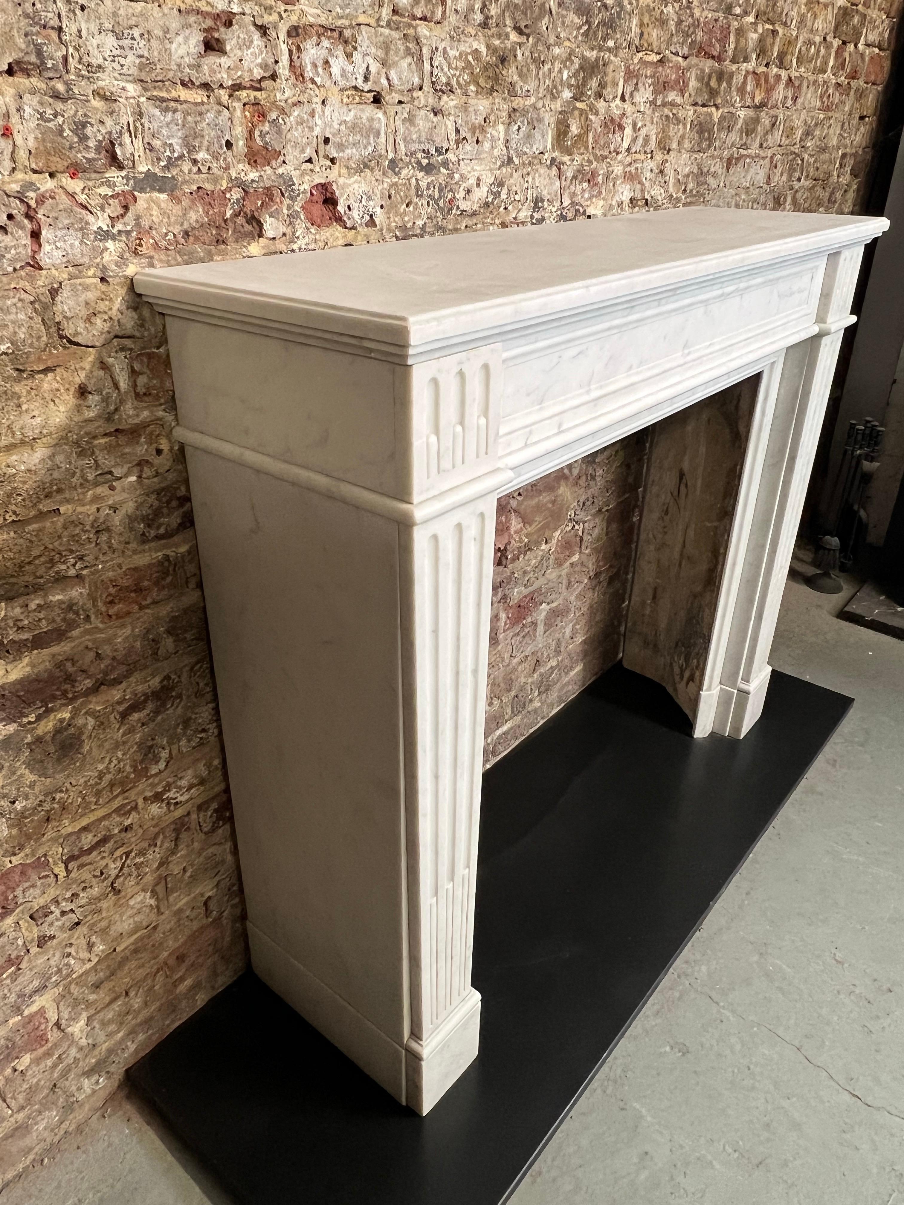 Chimenea francesa de mármol del siglo XIX Mármol en venta