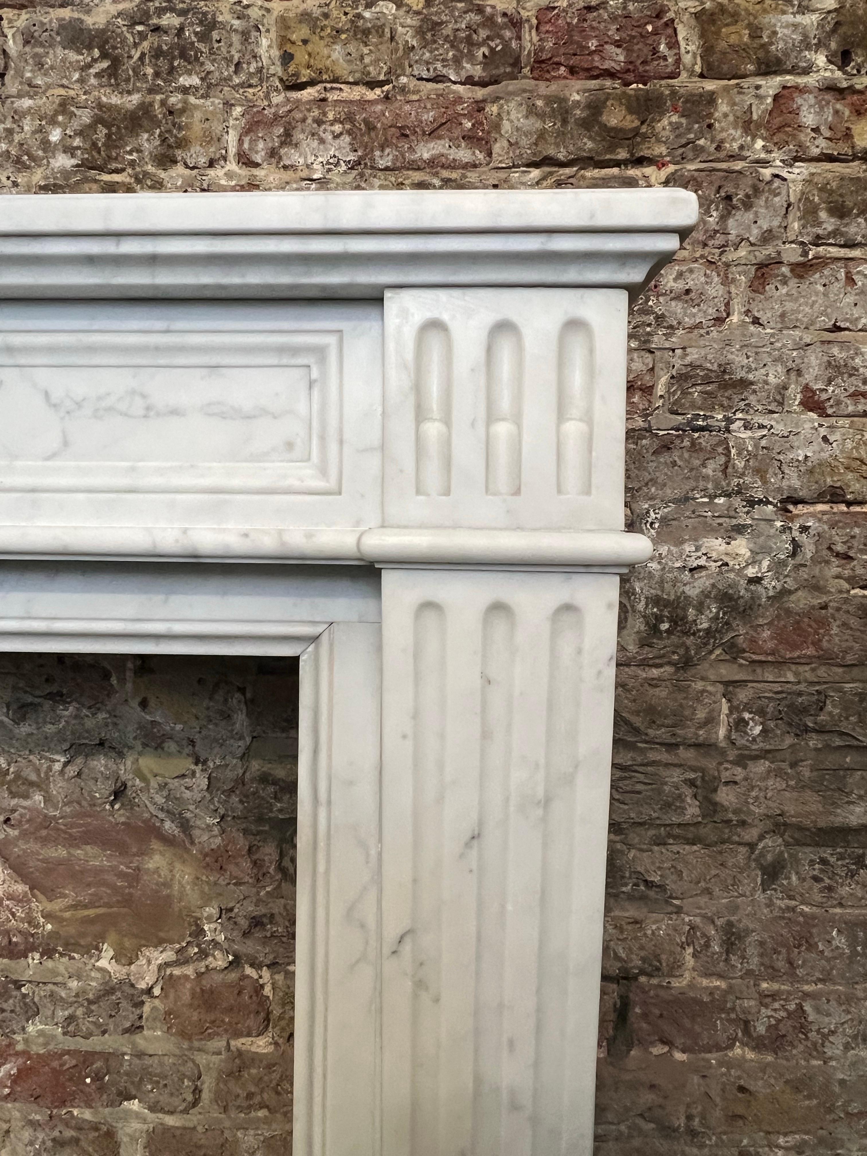 Chimenea francesa de mármol del siglo XIX en venta 1