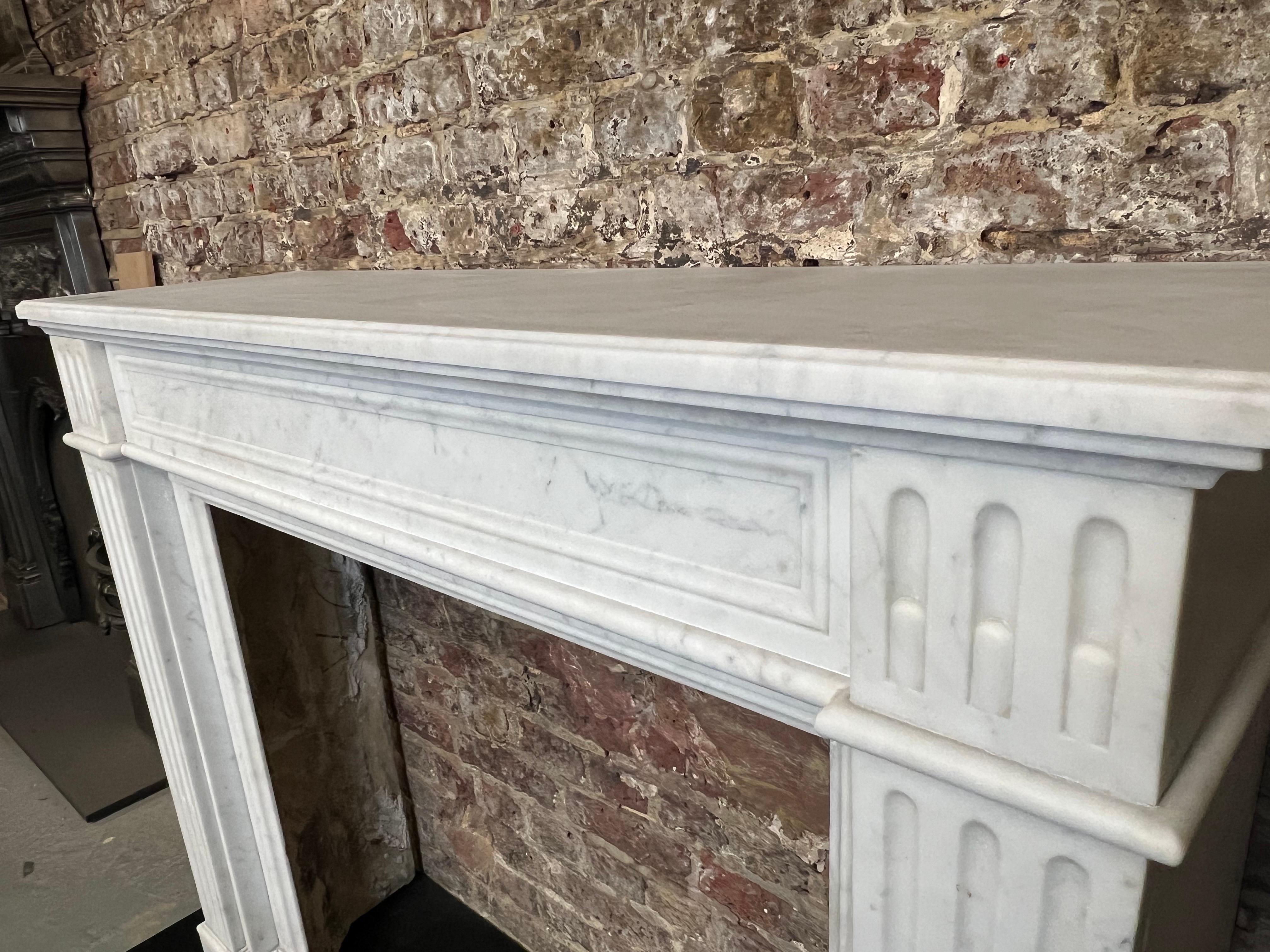 Chimenea francesa de mármol del siglo XIX en venta 3