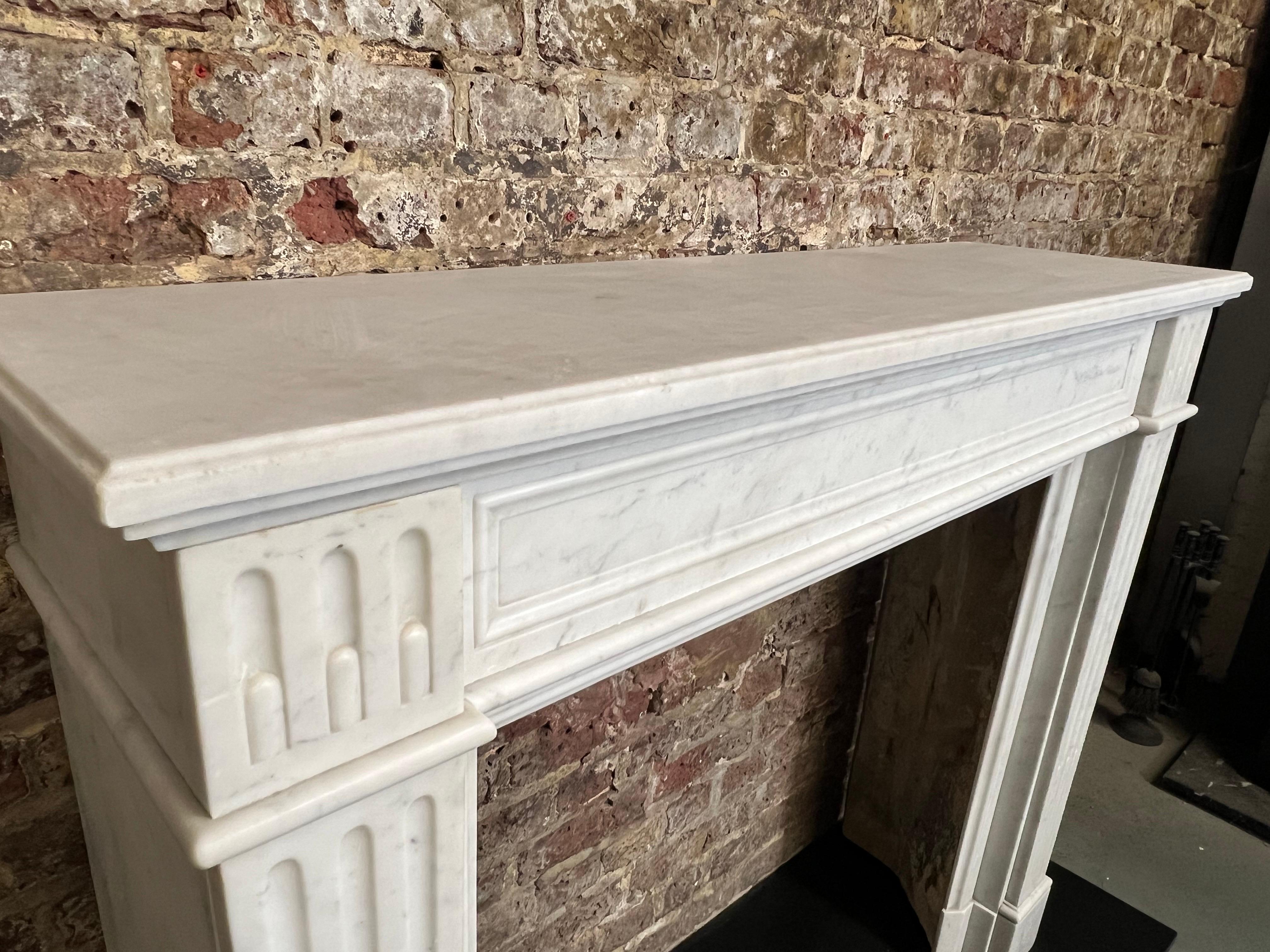 Chimenea francesa de mármol del siglo XIX en venta 4