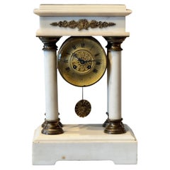 Reloj de manto de mármol francés del siglo XIX
