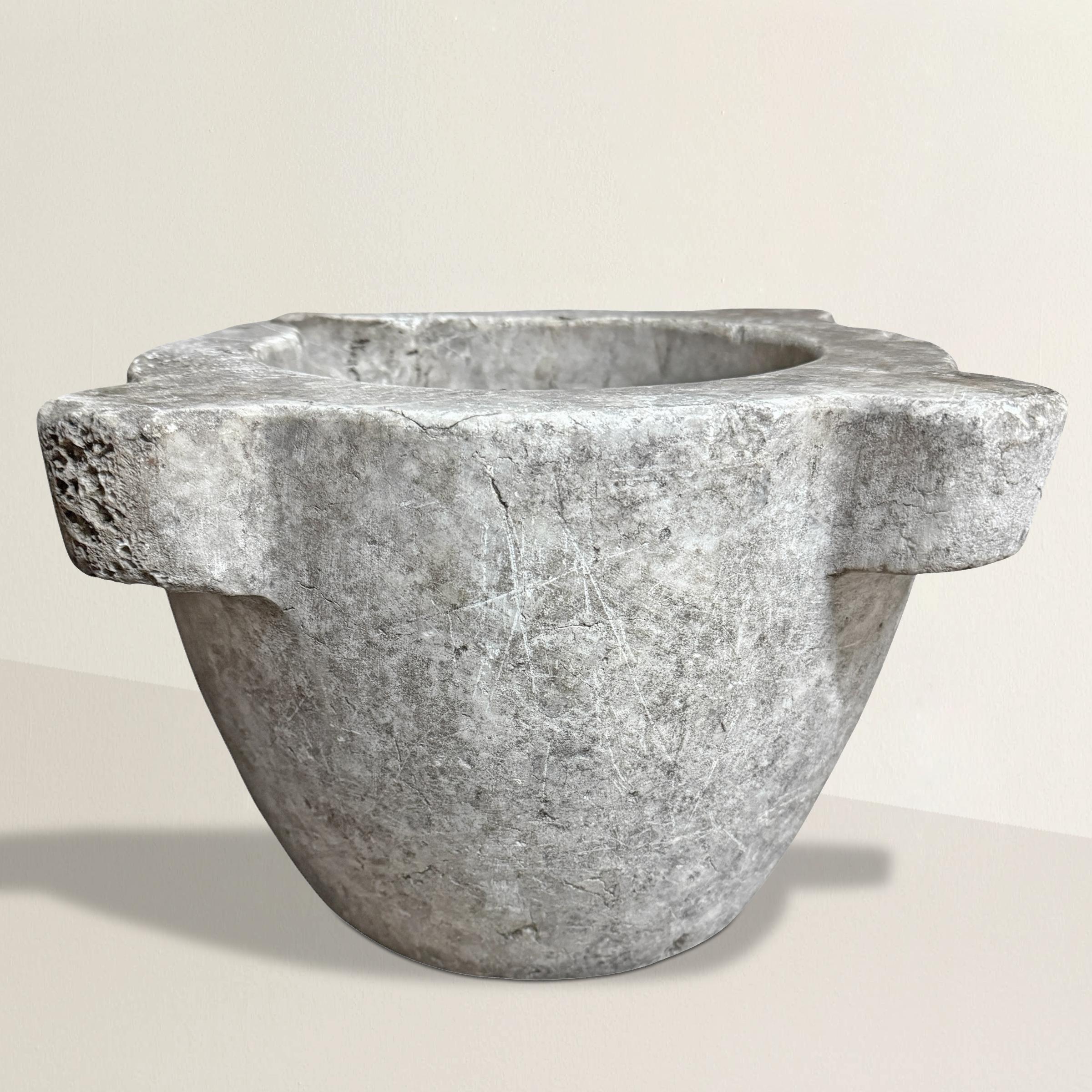 Un mortaio in marmo intagliato francese del XVIII secolo, ricco di storia e ammorbidito da secoli di utilizzo, la cui superficie si è consumata con una patina che solo 250 anni di tradizione culinaria potrebbero impartire. Un tempo strumento