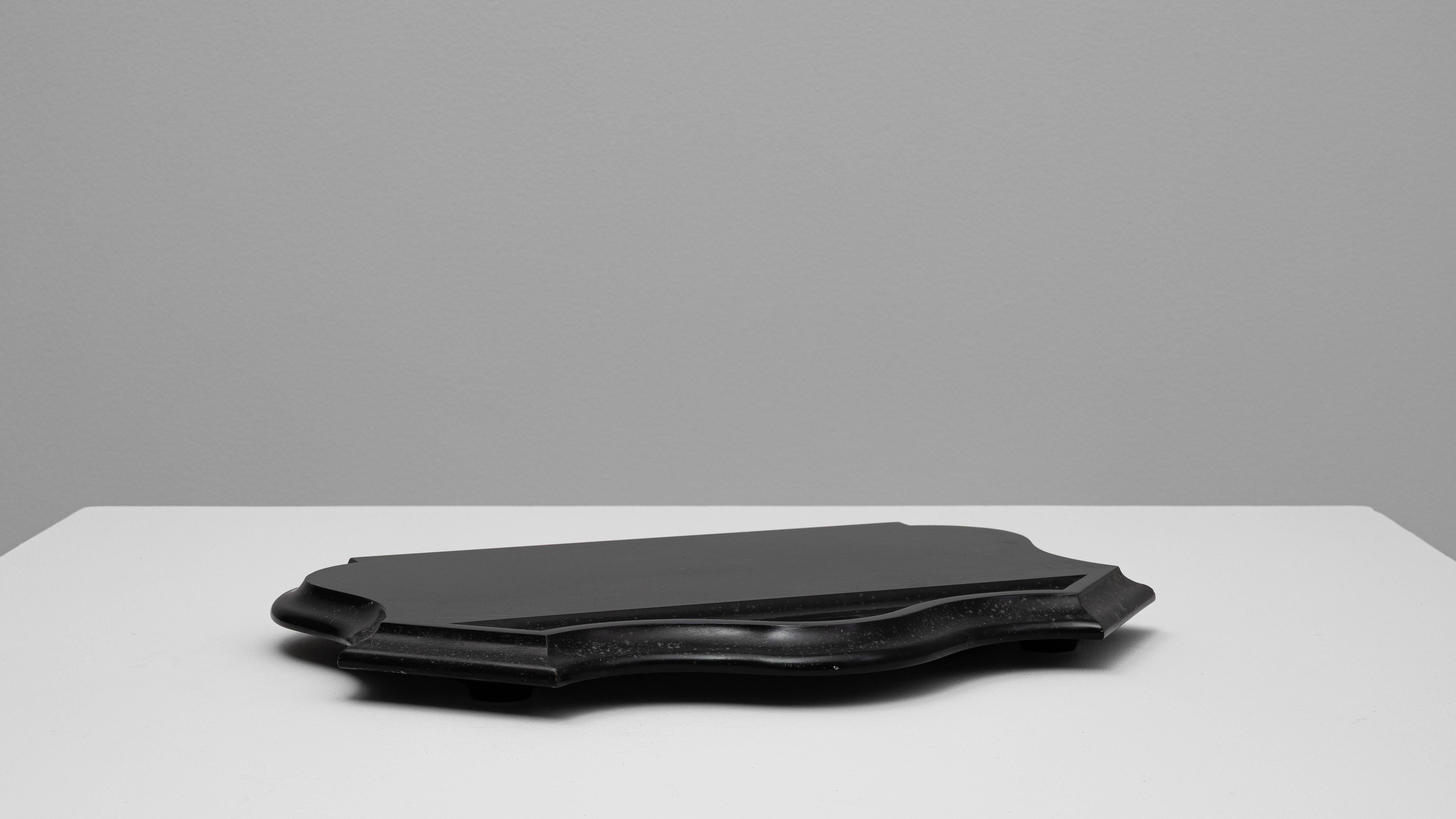 Fabricado en Francia durante el siglo XIX, este elegante pedestal de mármol muestra el refinado arte de la época. La superficie de mármol negro presenta una silueta suavemente contorneada con un borde sutilmente biselado, que le confiere una grácil