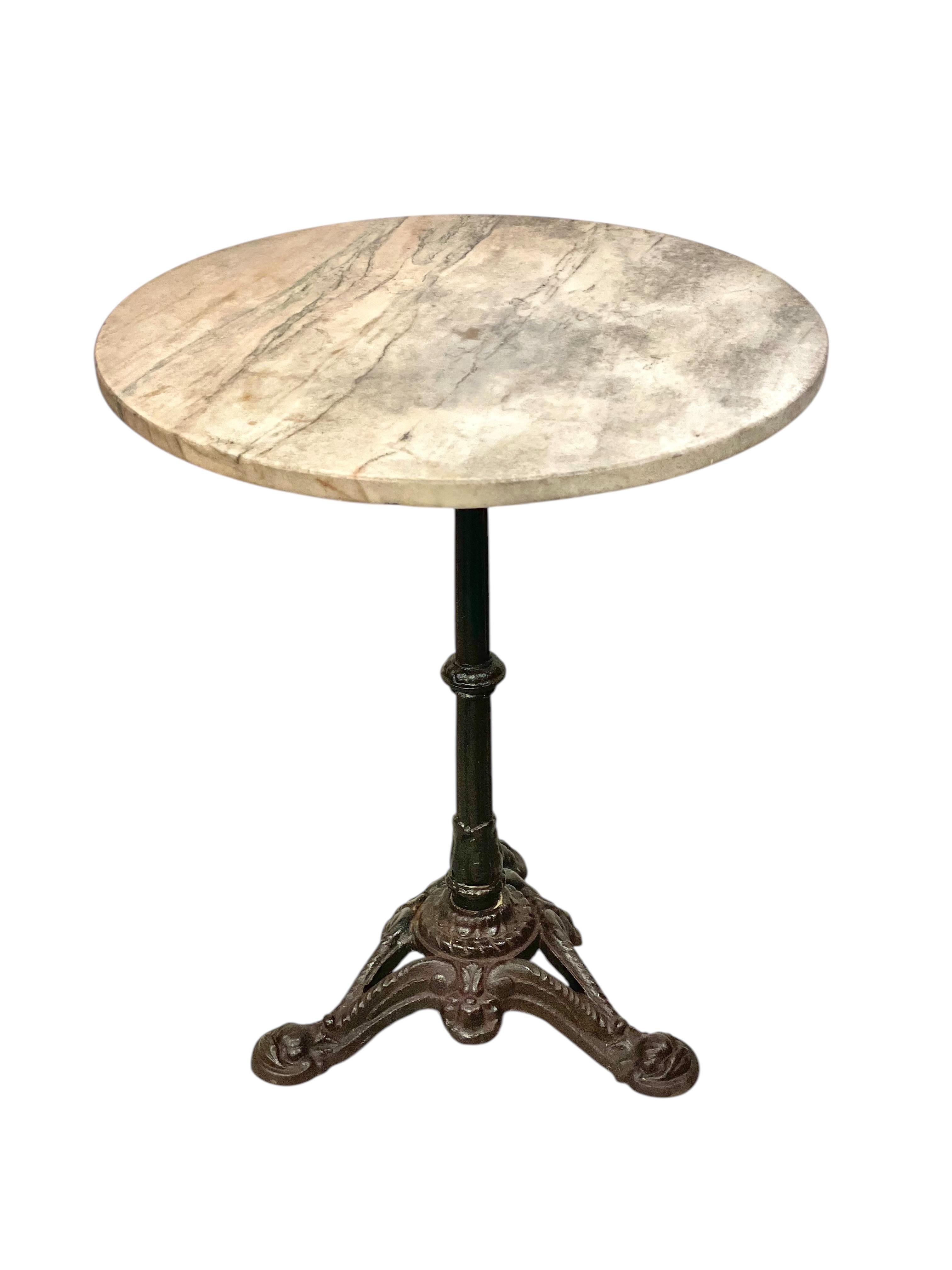Ce charmant guéridon français du XIXe siècle, ou table de bistrot, incarne magnifiquement le caractère intemporel des cafés français classiques. Le plateau rond est fabriqué en marbre naturel avec des veines douces et élégantes dans des tons chauds
