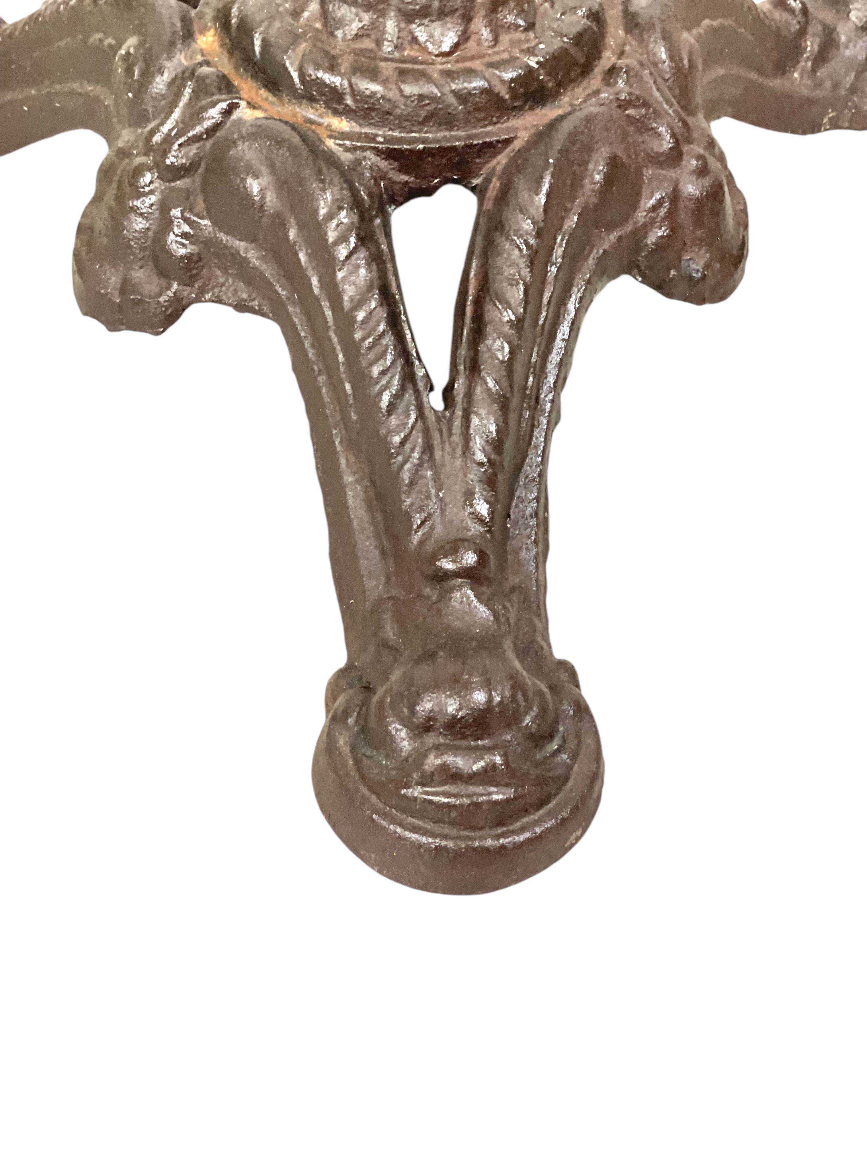 Sculpté Table de bistrot en marbre et fonte du 19e siècle en vente