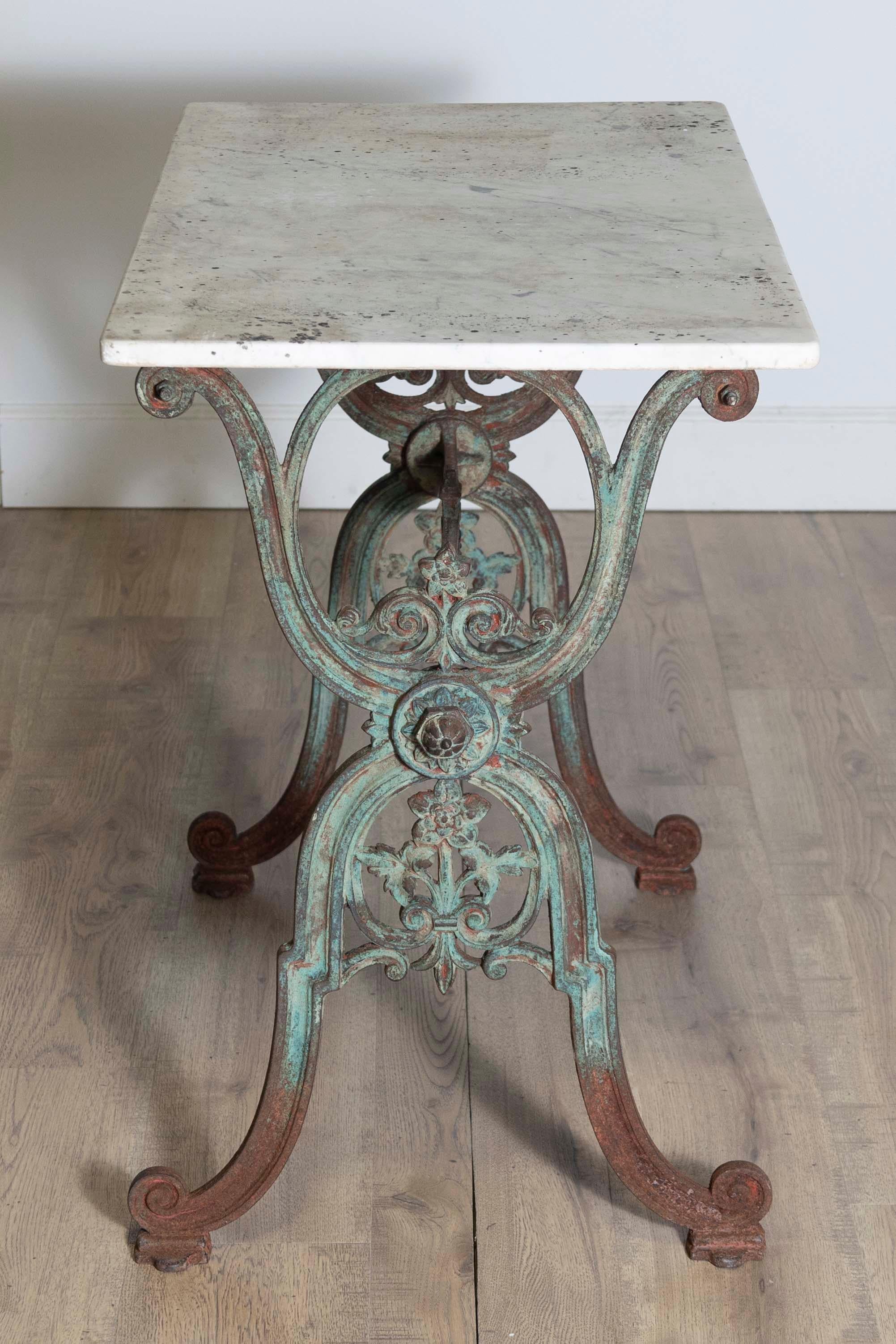Fer Table de bistrot française du 19e siècle à plateau de marbre en vente