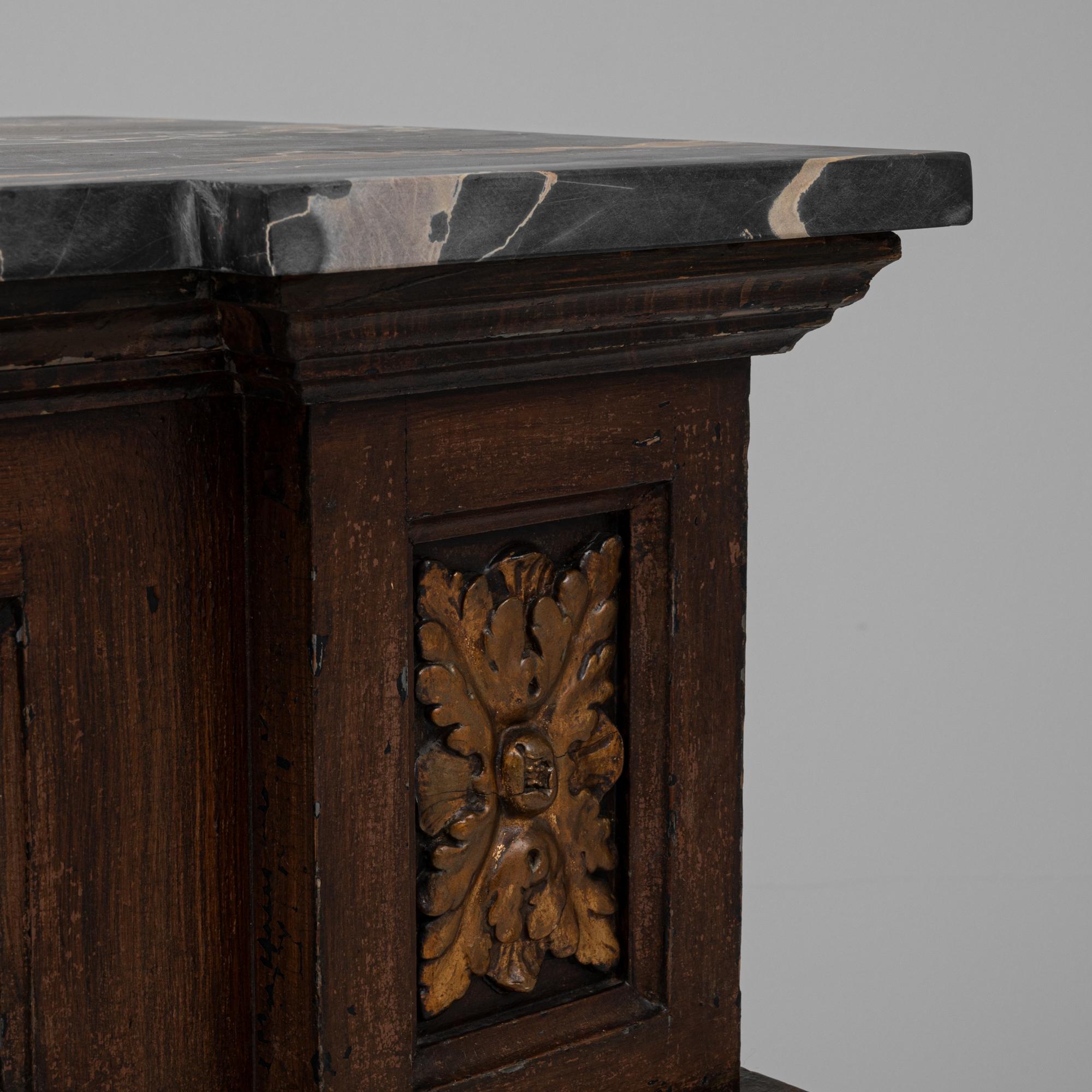 Buffet français du 19e siècle à dessus de marbre et décorations florales dorées en vente 3