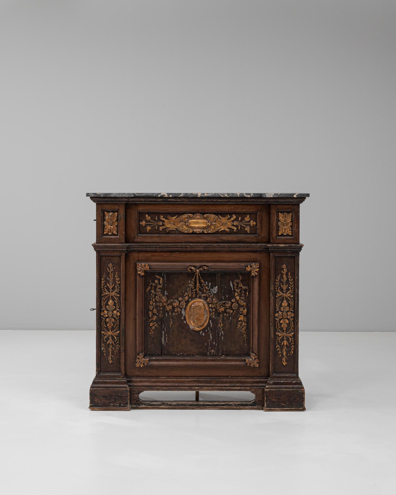 Ce buffet français du XIXe siècle à dessus en marbre et décorations florales dorées témoigne d'un savoir-faire raffiné et d'une élégance intemporelle. Le cadre en bois richement sculpté est orné de motifs dorés complexes, notamment de guirlandes