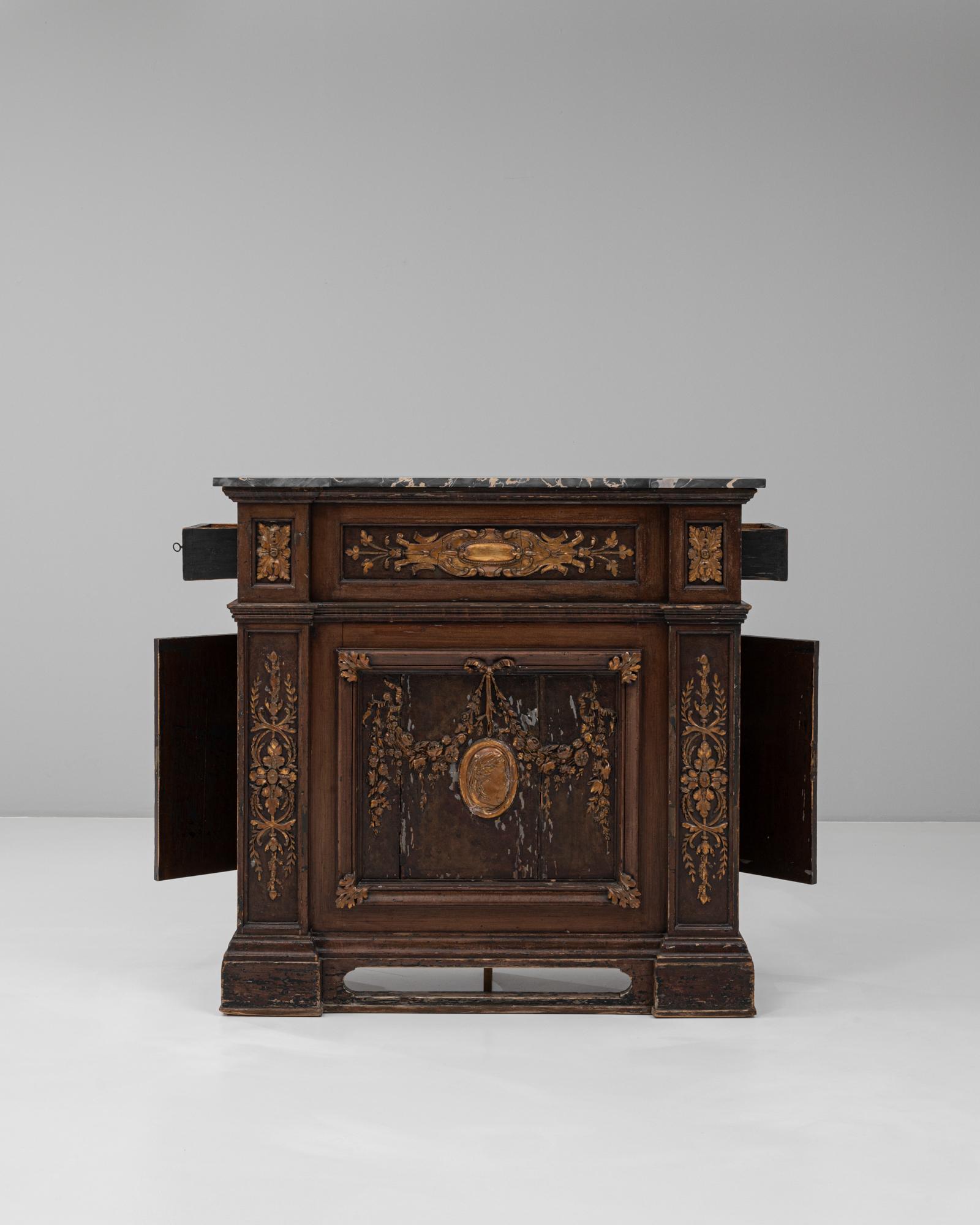 Français Buffet français du 19e siècle à dessus de marbre et décorations florales dorées en vente
