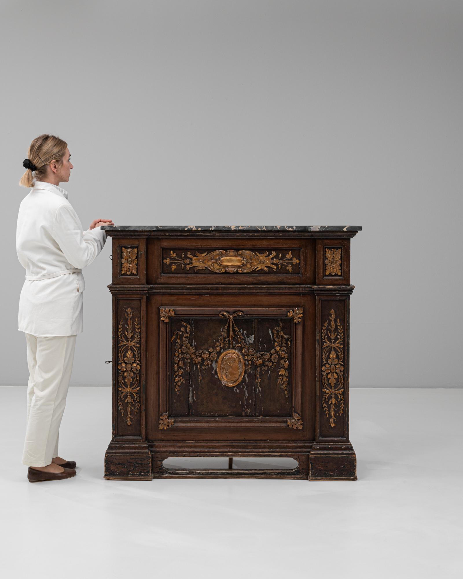 Doré Buffet français du 19e siècle à dessus de marbre et décorations florales dorées en vente