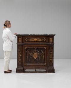 Buffet français du 19e siècle à dessus de marbre et décorations florales dorées