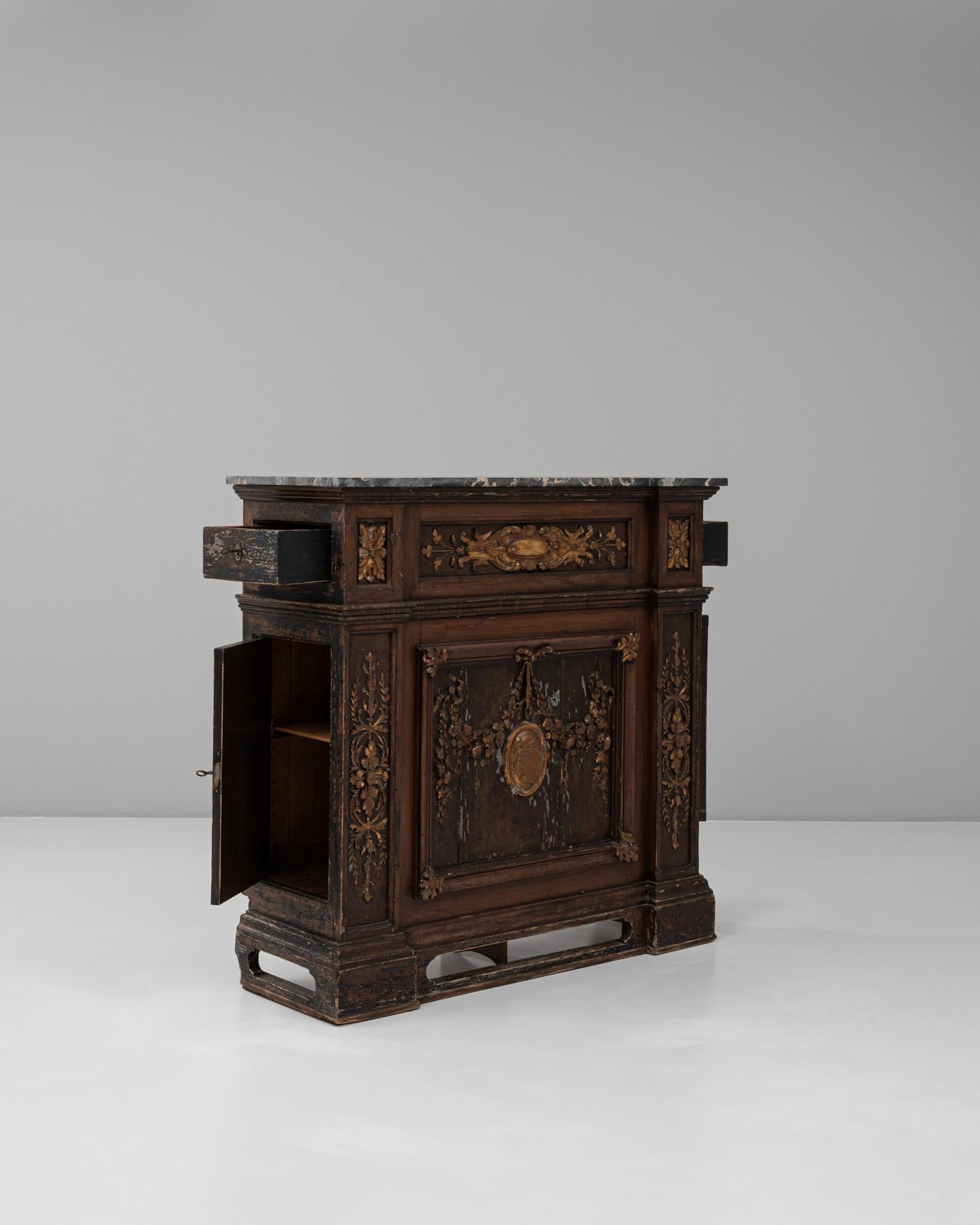 XIXe siècle Buffet français du 19e siècle à dessus de marbre et décorations florales dorées en vente