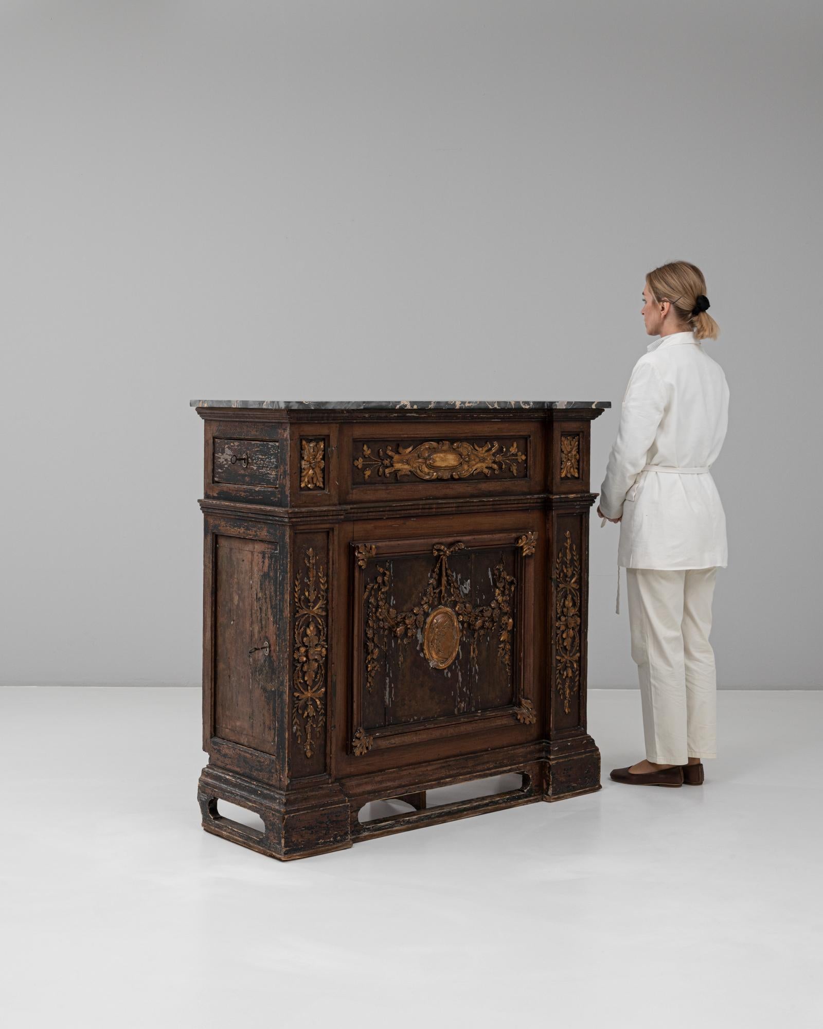 Marbre Buffet français du 19e siècle à dessus de marbre et décorations florales dorées en vente