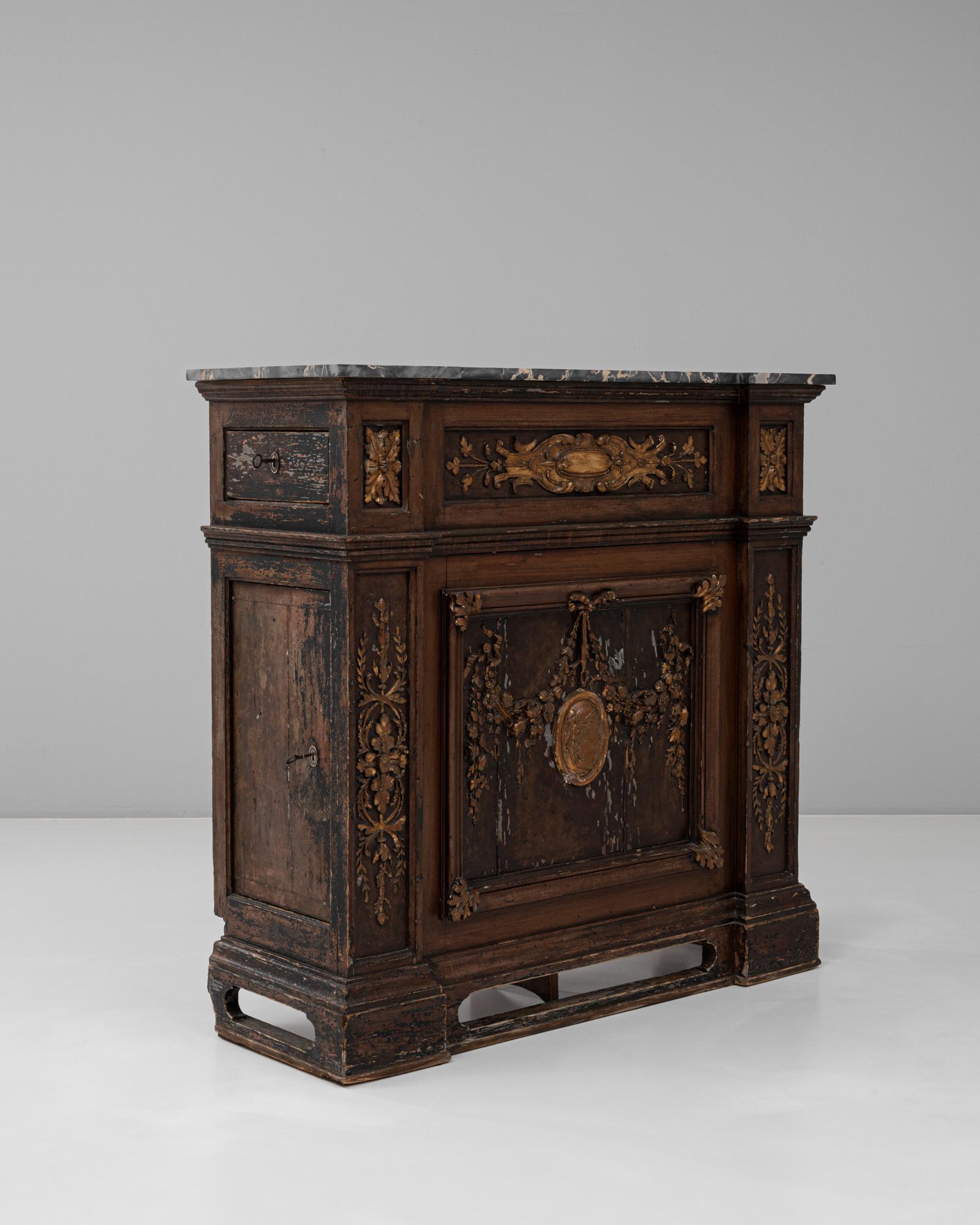 Buffet français du 19e siècle à dessus de marbre et décorations florales dorées en vente 1