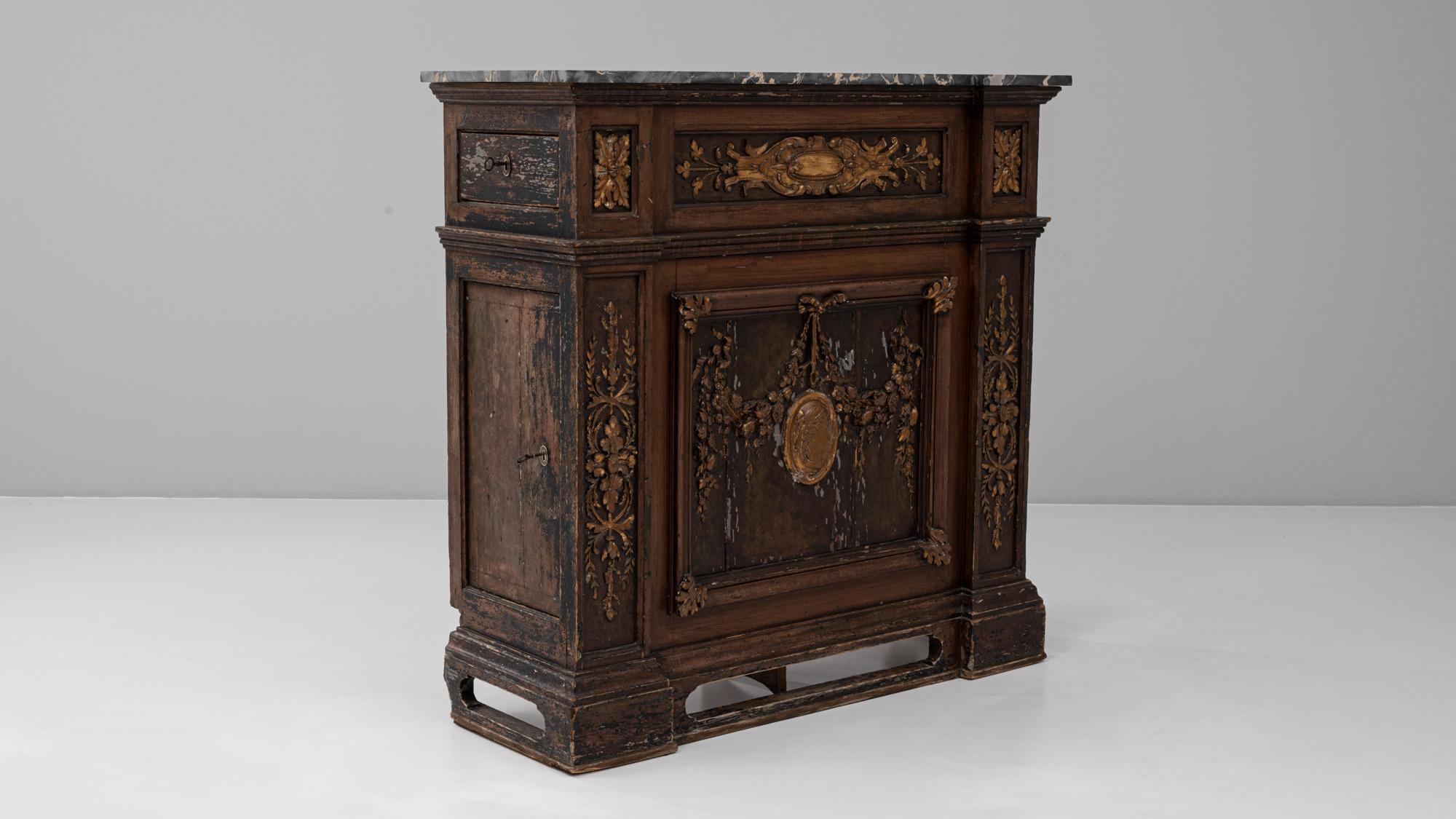 Buffet français du 19e siècle à dessus de marbre et décorations florales dorées en vente 2