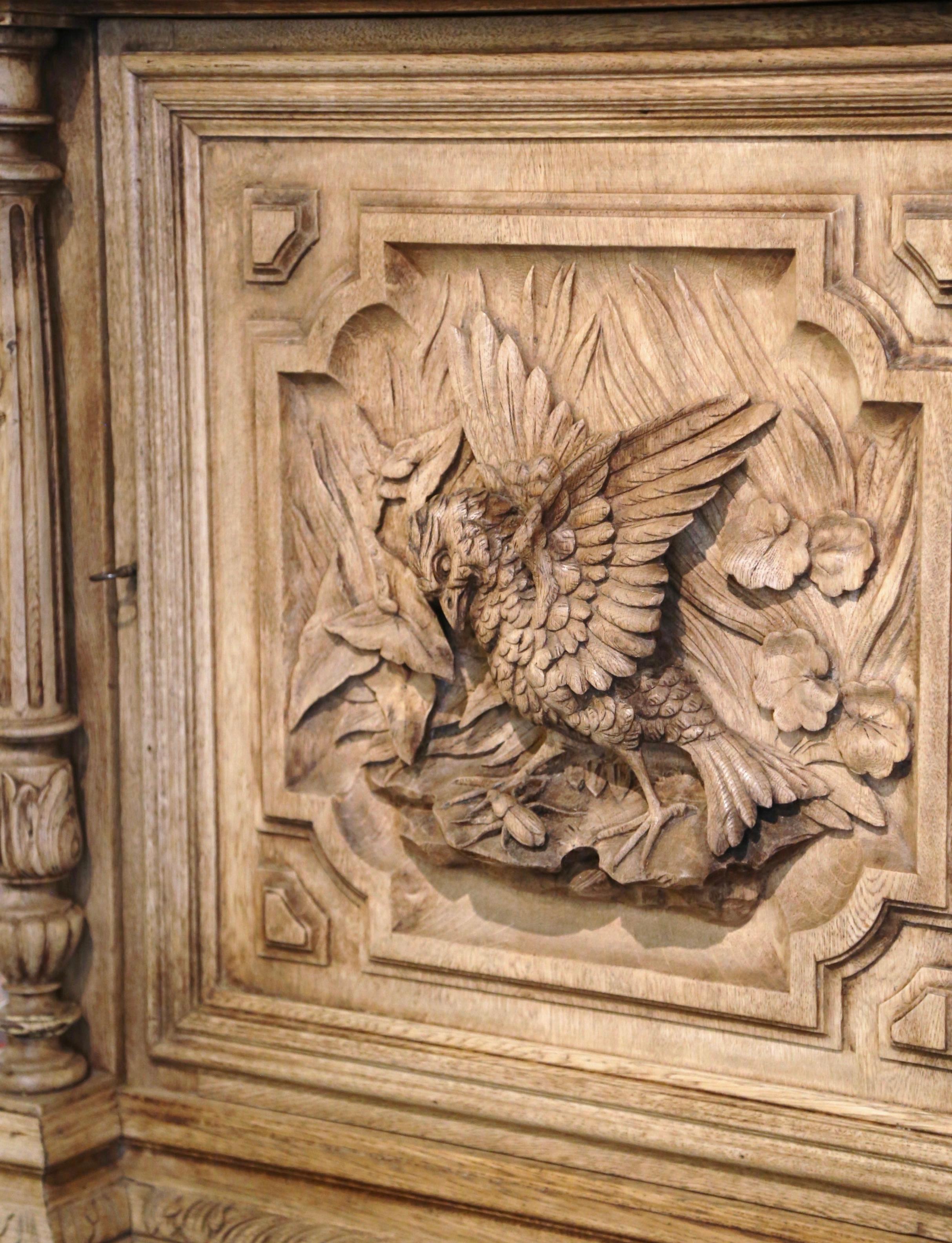 Blanchi Meuble de rangement français du 19ème siècle en chêne blanchi sculpté avec décor d'oiseaux et dessus en marbre en vente
