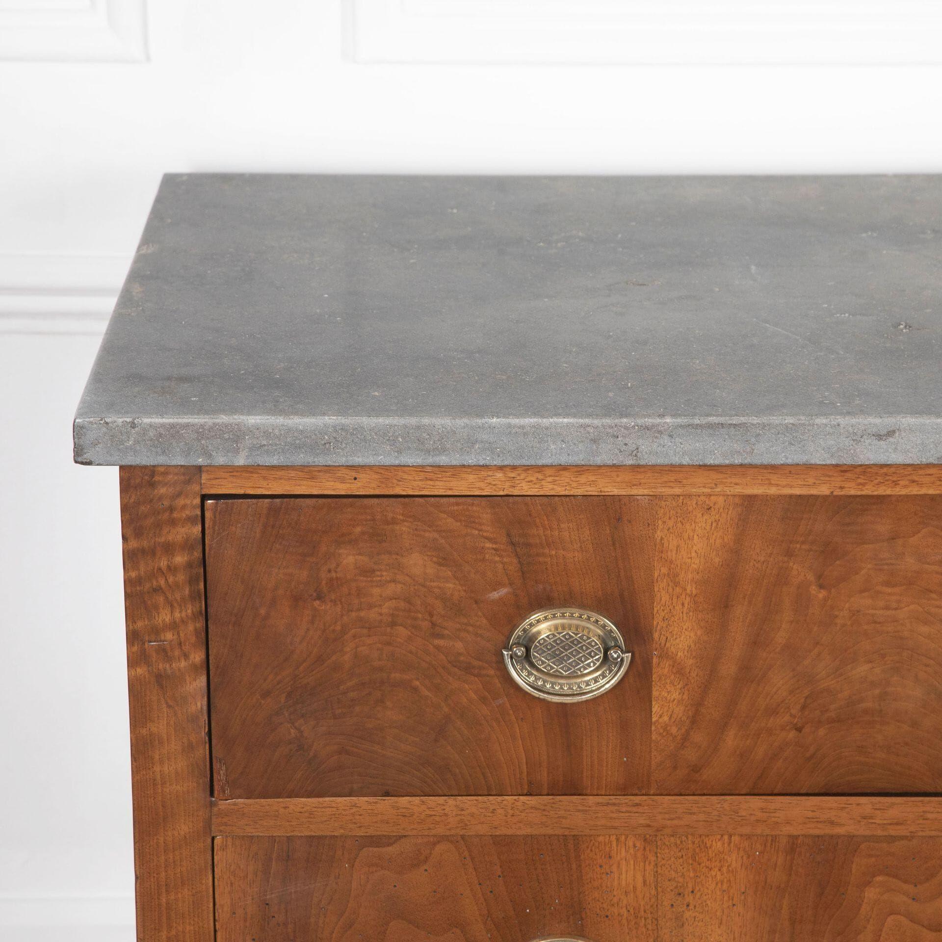 Francese Commode francese con piano in marmo del XIX secolo in vendita
