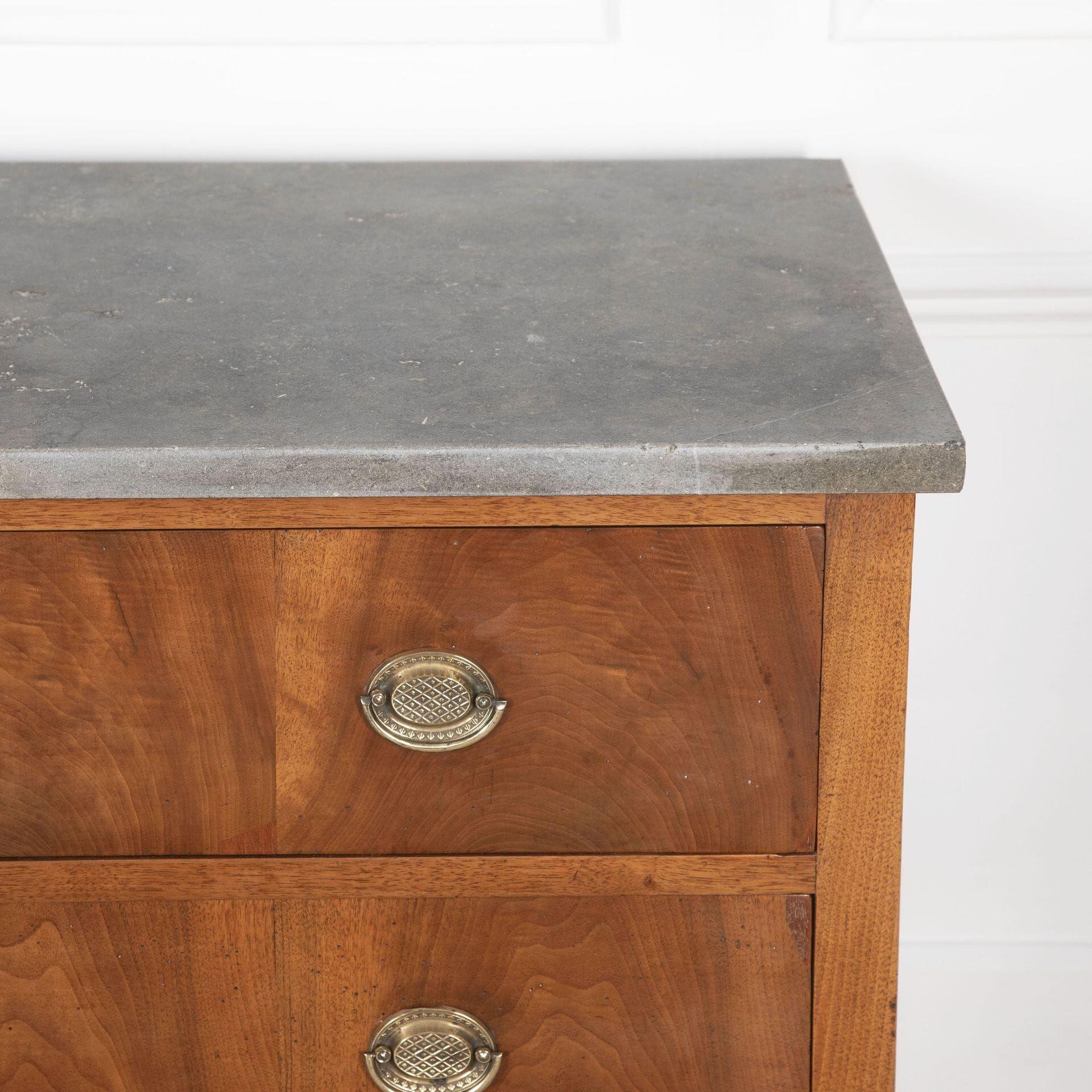 Commode francese con piano in marmo del XIX secolo in vendita 1