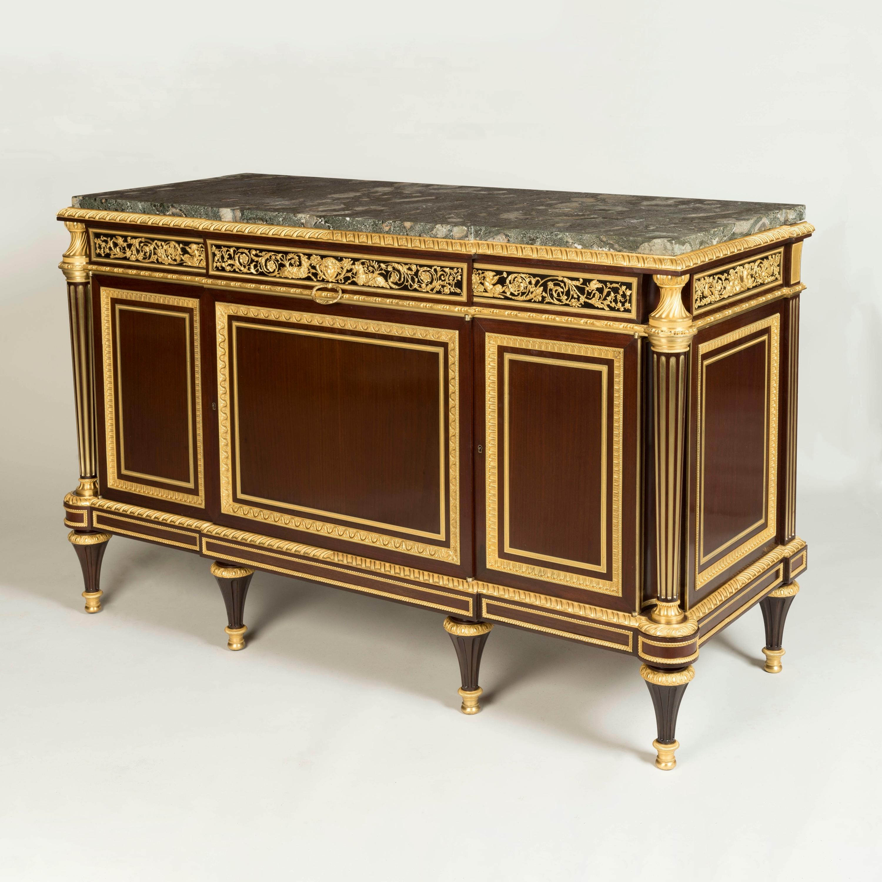 Importante commode de style Louis XVI
par Henry Dasson

Après le Design/One par Adams
Pour le Cabinet du Roi à Saint-Cloud

Construit en acajou et incorporant des montures en bronze doré bien moulées et ciselées, le meuble latéral à façade brisée