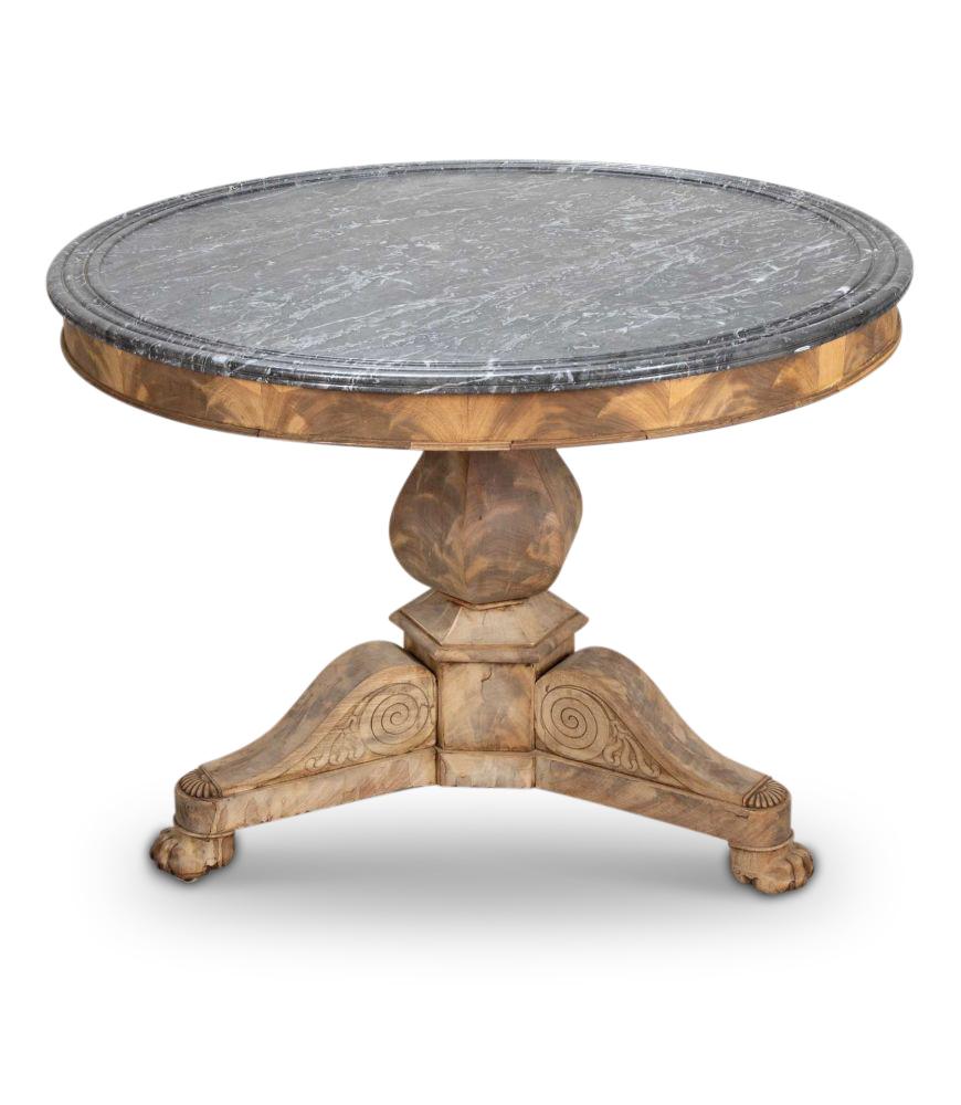 Tavolo da centro francese del XIX secolo con piano in marmo in vero stile Impero.

Questo tavolo è stato sbiancato per conferirgli un aspetto unico, mettendo in evidenza le venature del mogano fiammato. 

Insieme al piano in marmo di qualità bianco