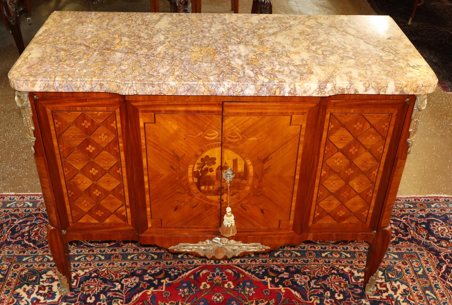 Pecho francés del siglo XIX con incrustaciones de mármol y montura de bronce Por Henri Picard

Dimensiones : 48