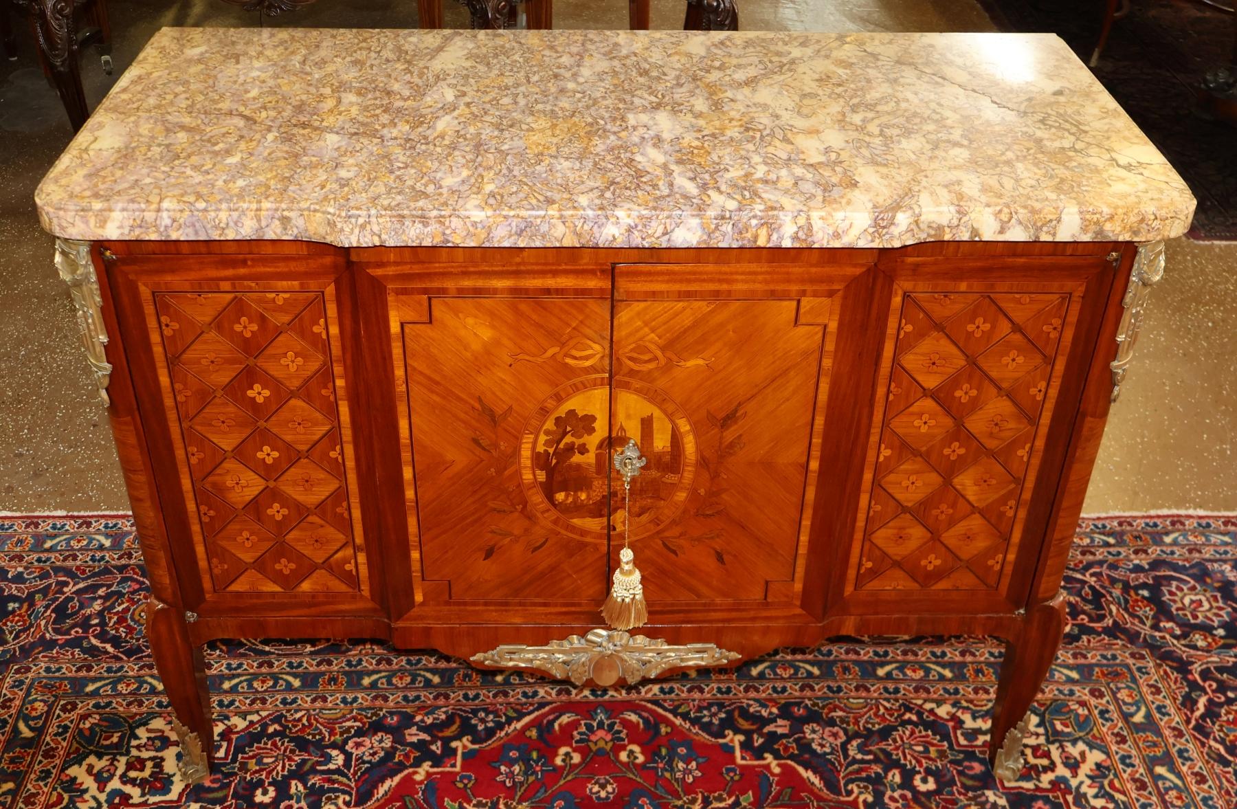 Pecho francés del siglo XIX con incrustaciones de mármol y montura de bronce Por Henri Picard Luis XVI en venta