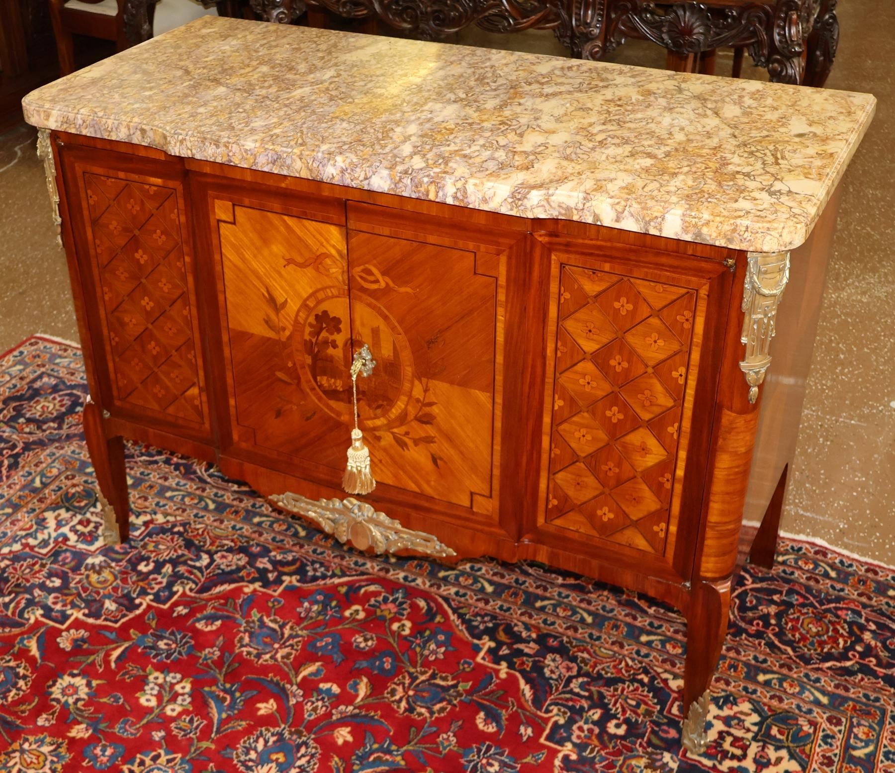 Pecho francés del siglo XIX con incrustaciones de mármol y montura de bronce Por Henri Picard en Excelente estado para la venta en Long Branch, NJ