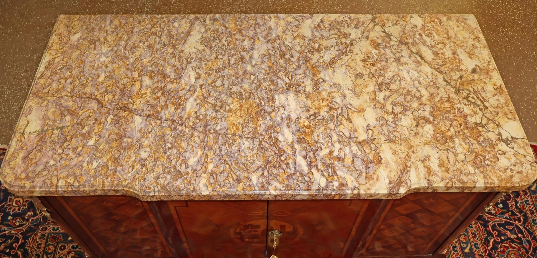 Pecho francés del siglo XIX con incrustaciones de mármol y montura de bronce Por Henri Picard en venta 2