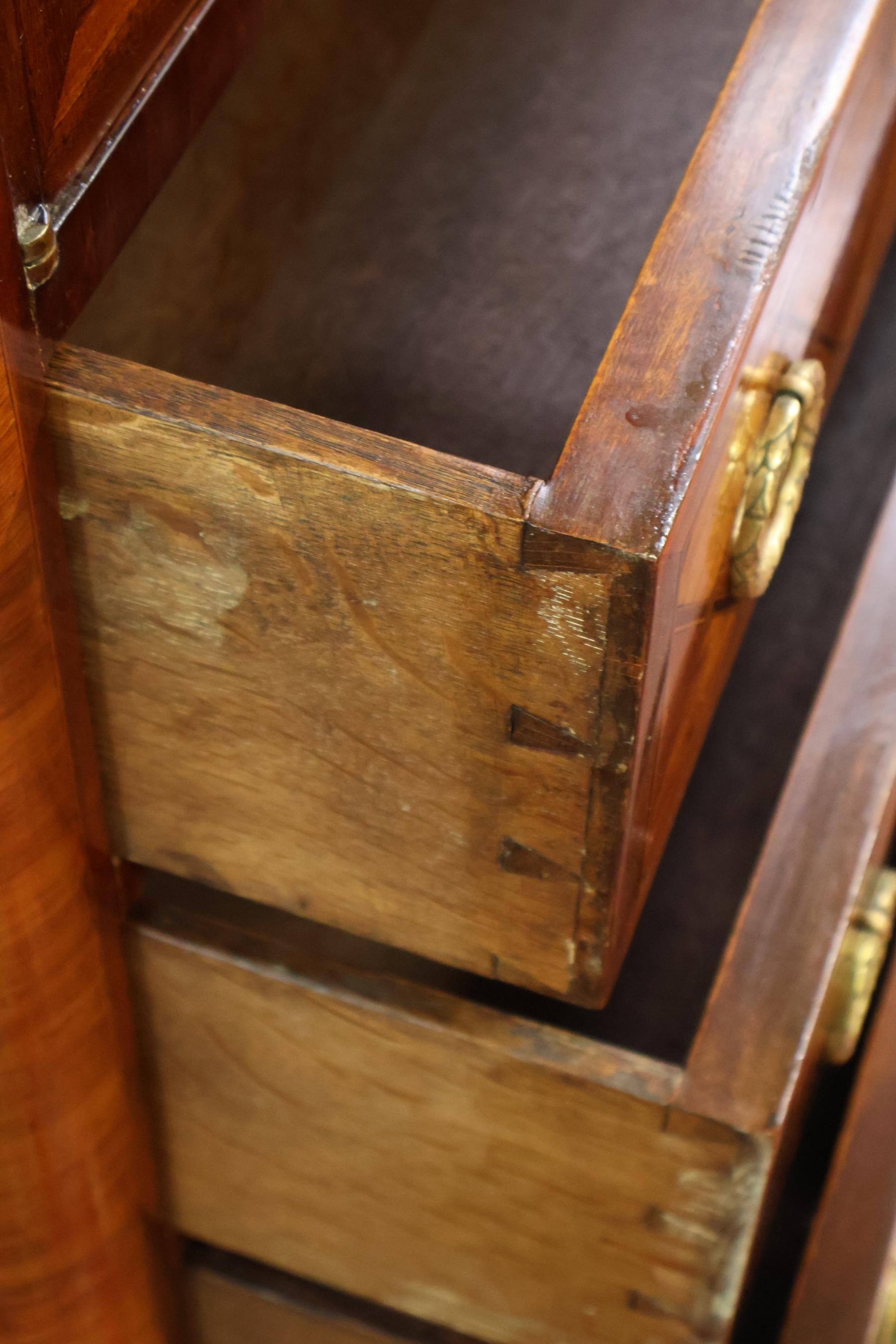 Commode à plateau en marqueterie de marbre du 19ème siècle par Henri Picard en vente 4