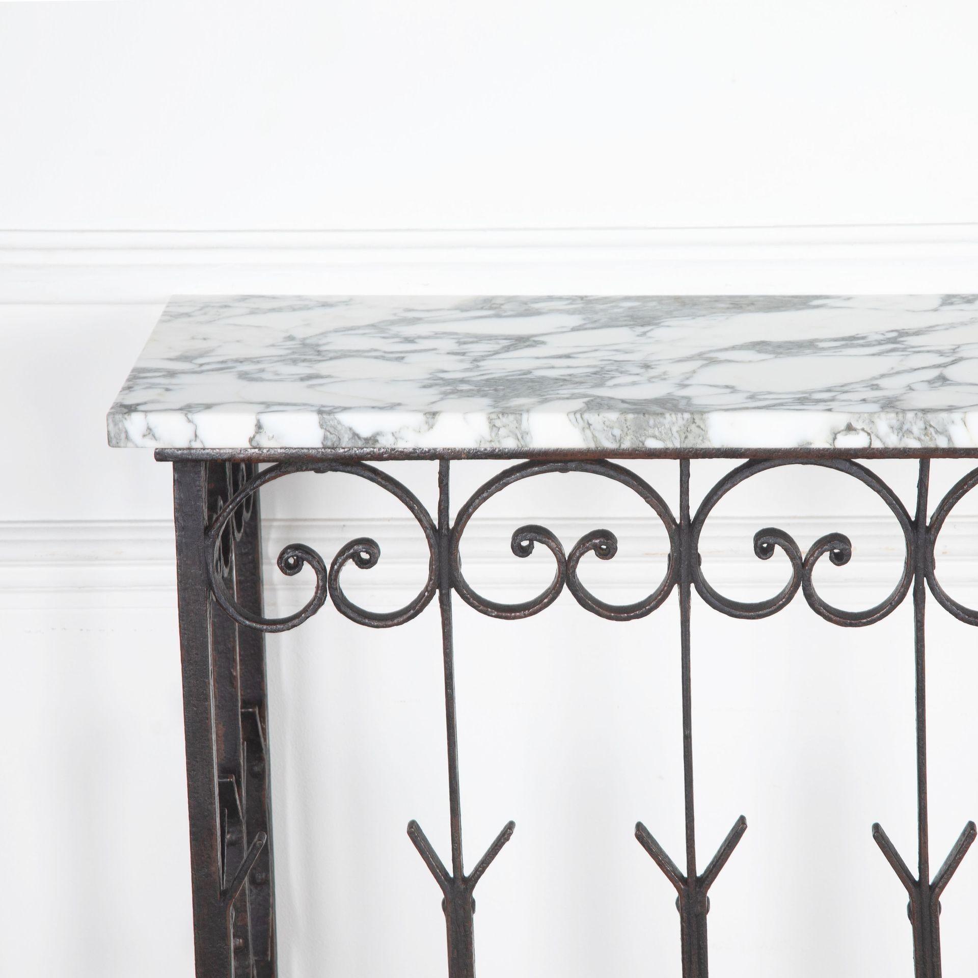 Francese Console francese del XIX secolo in ferro battuto con copertura in marmo in vendita