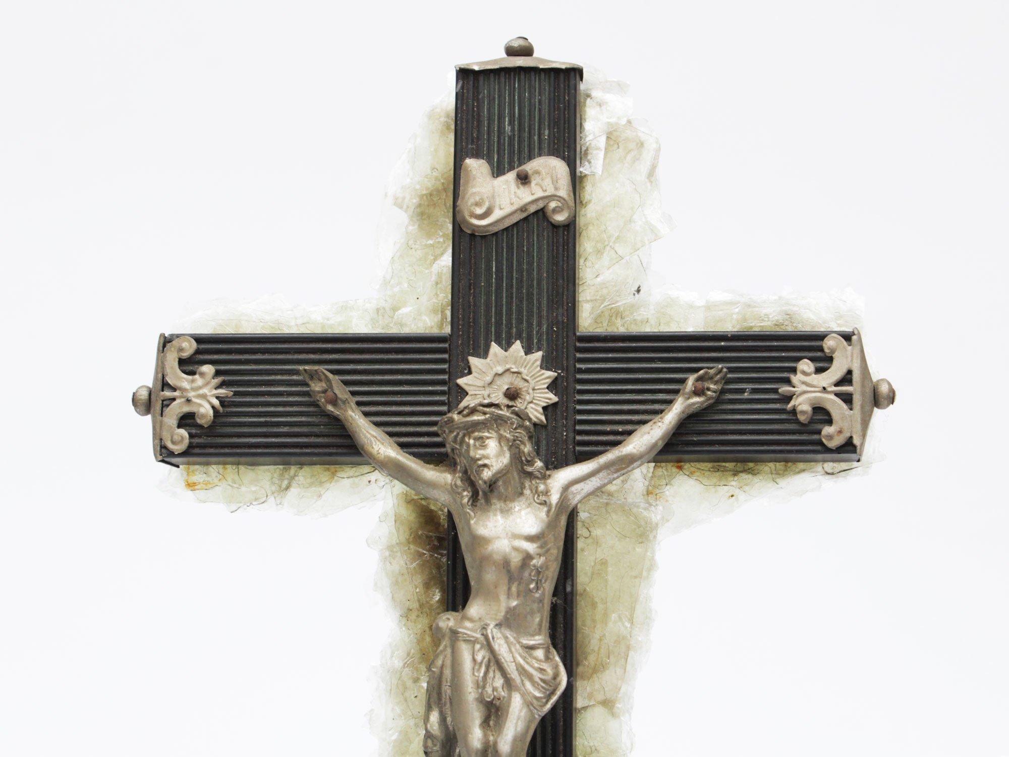 Néo-classique Crucifix français du 19ème siècle peint et marbré en mica vert en vente