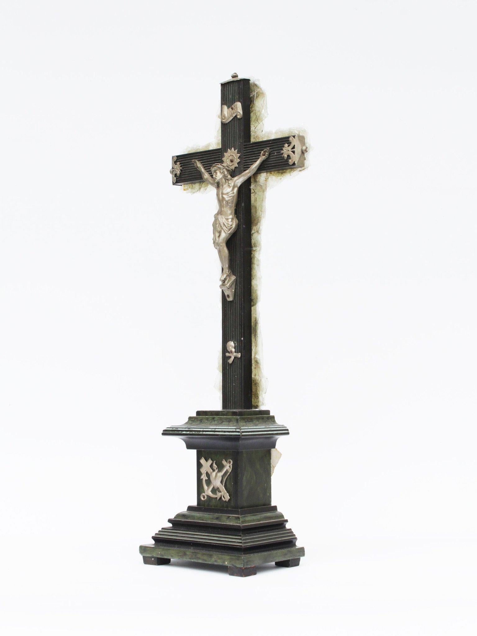 Français Crucifix français du 19ème siècle peint et marbré en mica vert en vente
