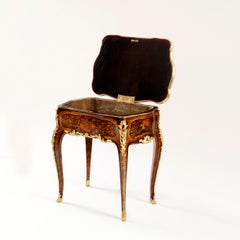 Table française du 19ème siècle en marqueterie et bronze doré à la manière de J-F Oeben