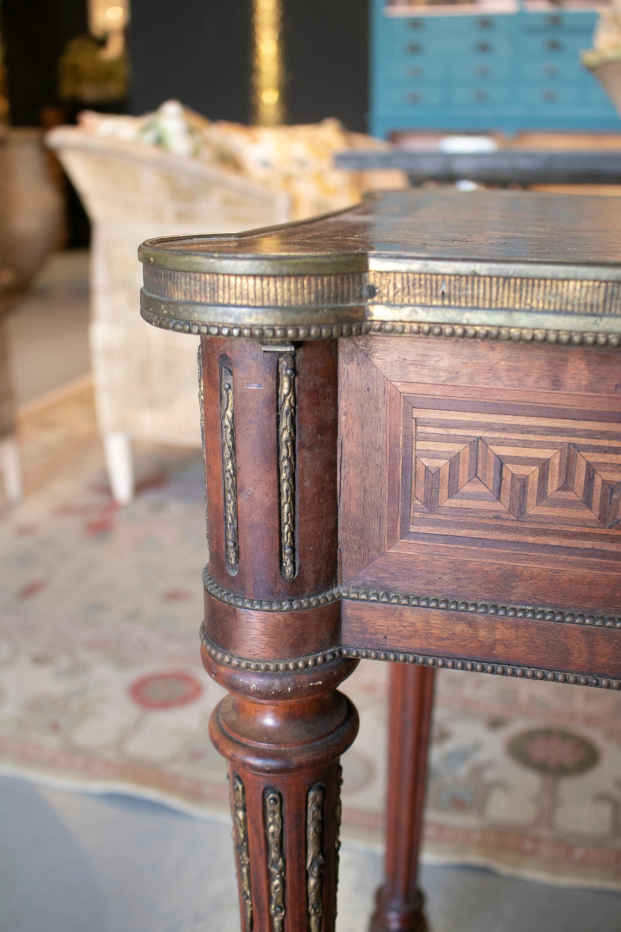 Table de coiffeuse française du 19ème siècle en marqueterie et bronze en vente 10