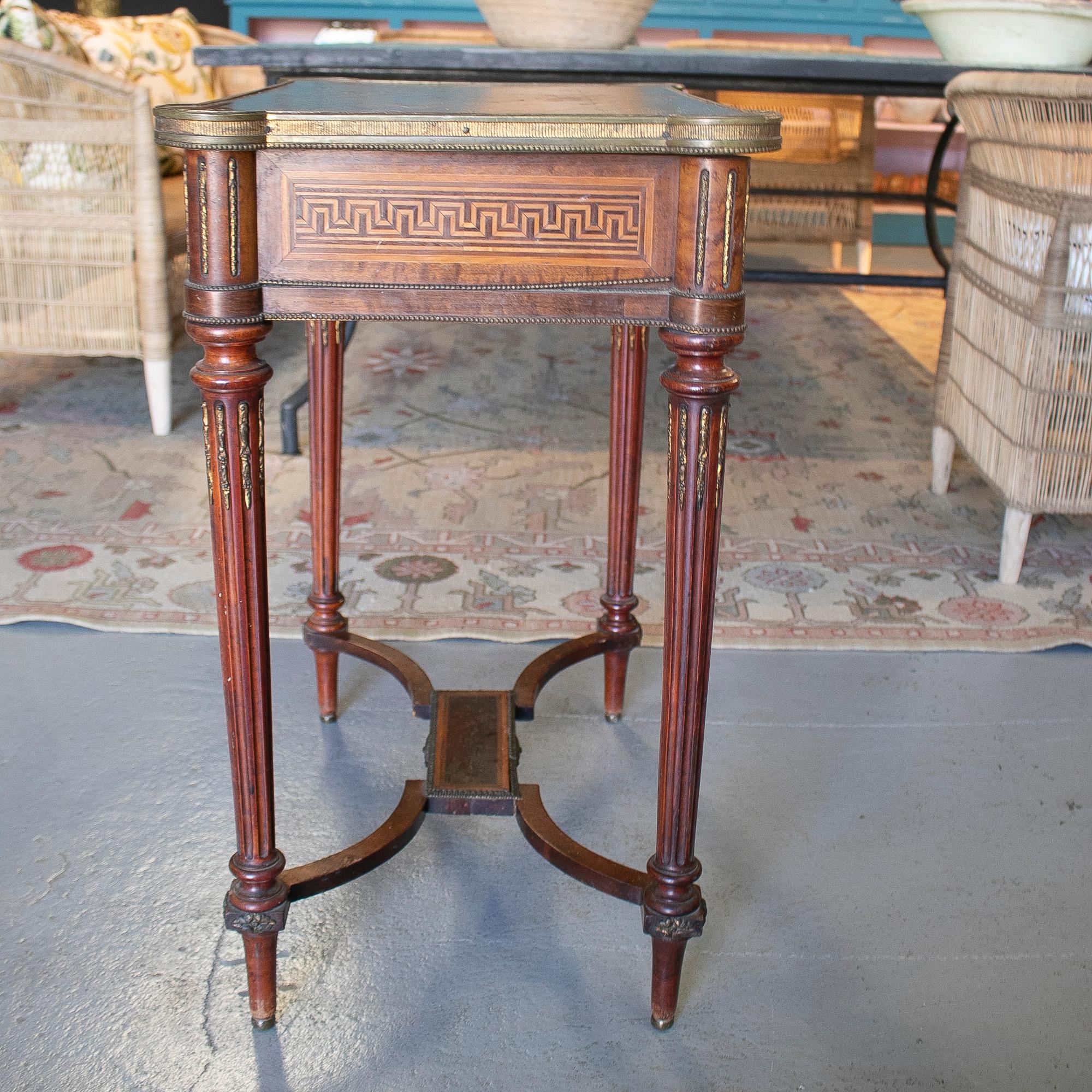Table de coiffeuse française du 19ème siècle en marqueterie et bronze en vente 3