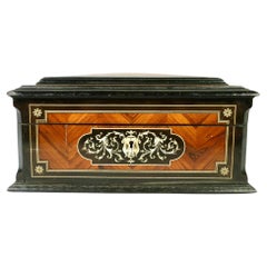 Caja francesa del siglo XIX con incrustaciones de marquetería y madera ebonizada