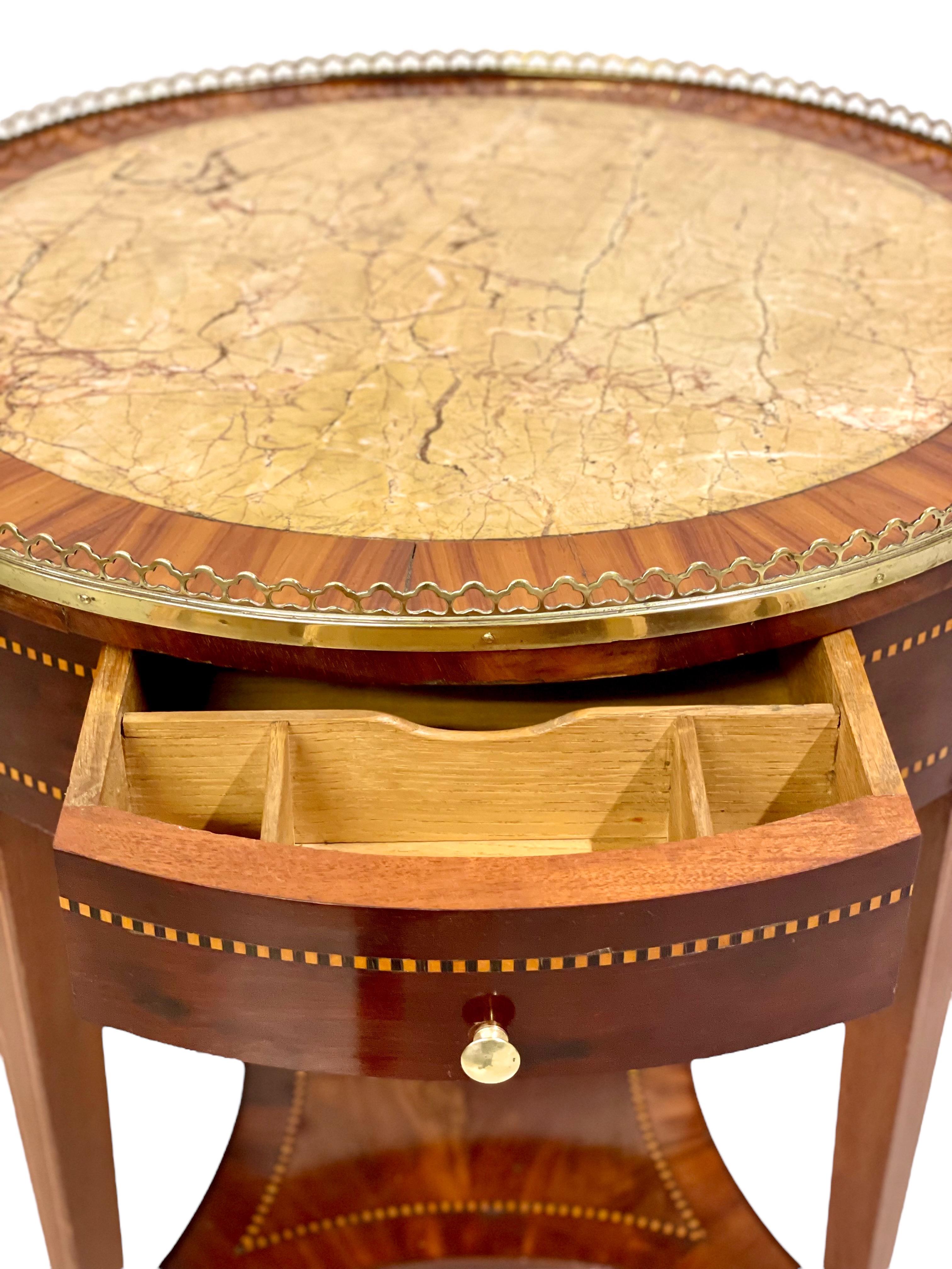 Französischer Gueridon-Tisch mit Intarsien aus dem 19. Jahrhundert (Holz) im Angebot