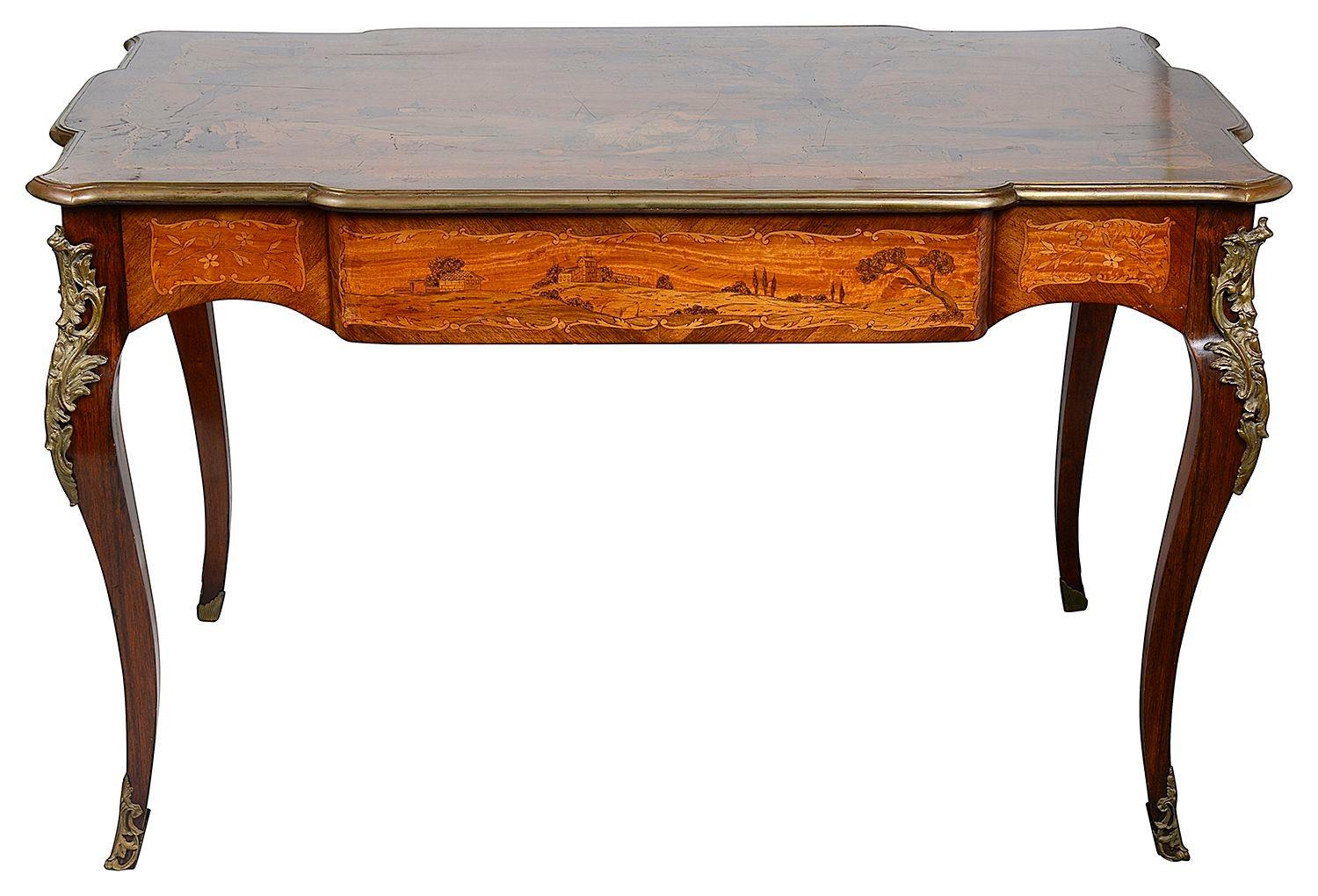 Très belle table centrale de style Louis XVI en marqueterie française avec des montures en bronze doré. La partie supérieure représente un couple de courtisans assis sur et près d'un banc, avec des arbres et une rivière à l'arrière-plan. Décoration