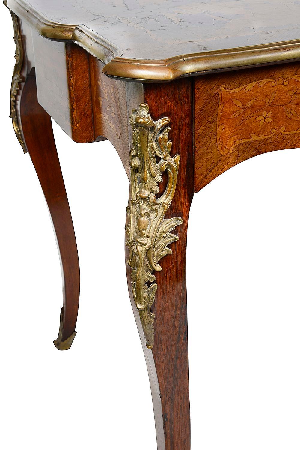 Acajou Table centrale incrustée de marqueterie française du 19ème siècle. en vente