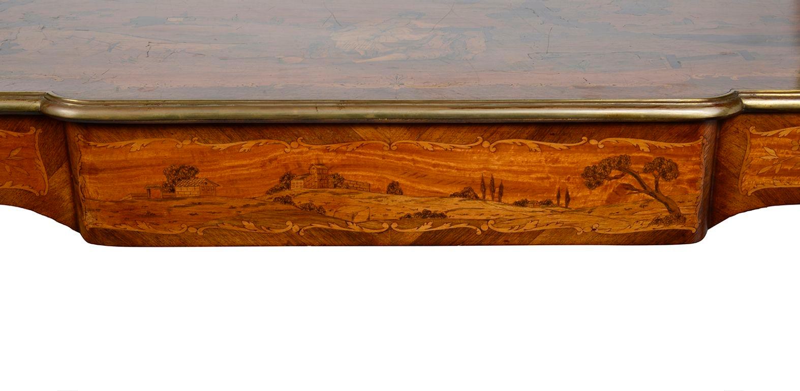 Table centrale incrustée de marqueterie française du 19ème siècle. en vente 1