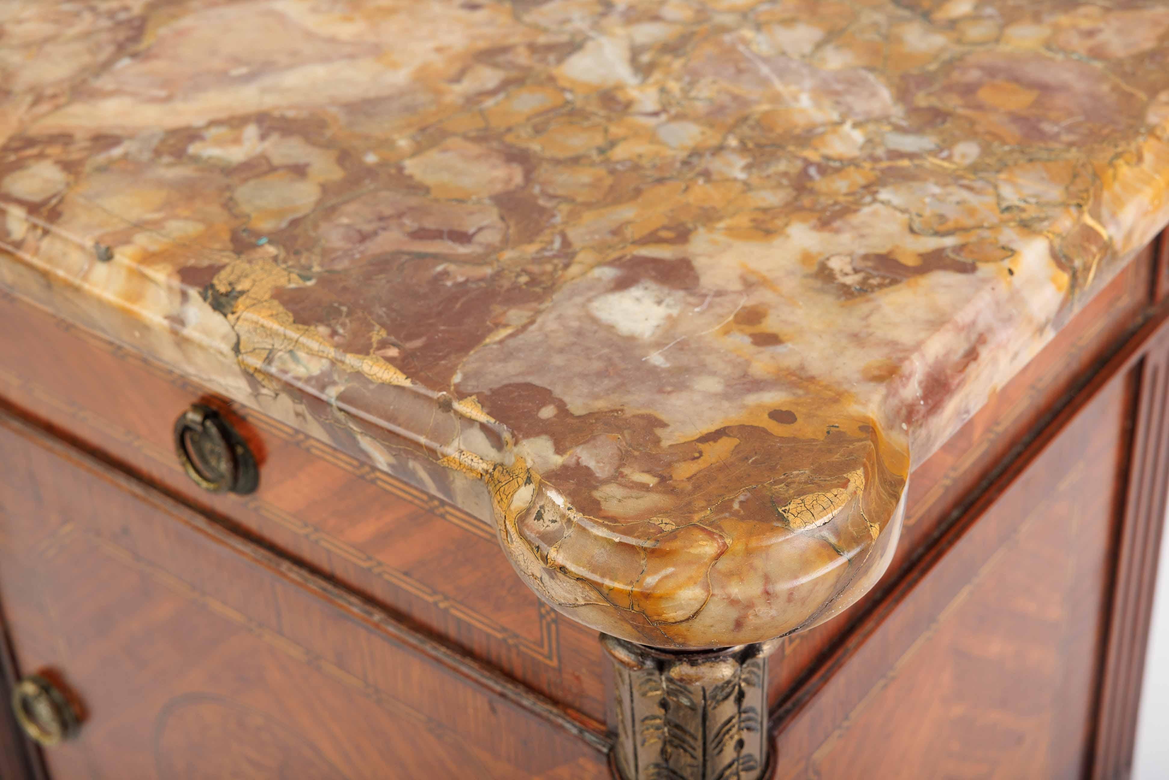 Meuble d'appoint français ancien avec dessus en marbre, Le Carved Bloom incarne l'art décoratif de la fin du XIXe siècle grâce à une marqueterie exquise, des accents dorés et des formes gracieuses. Fabriquée en noyer avec des incrustations florales