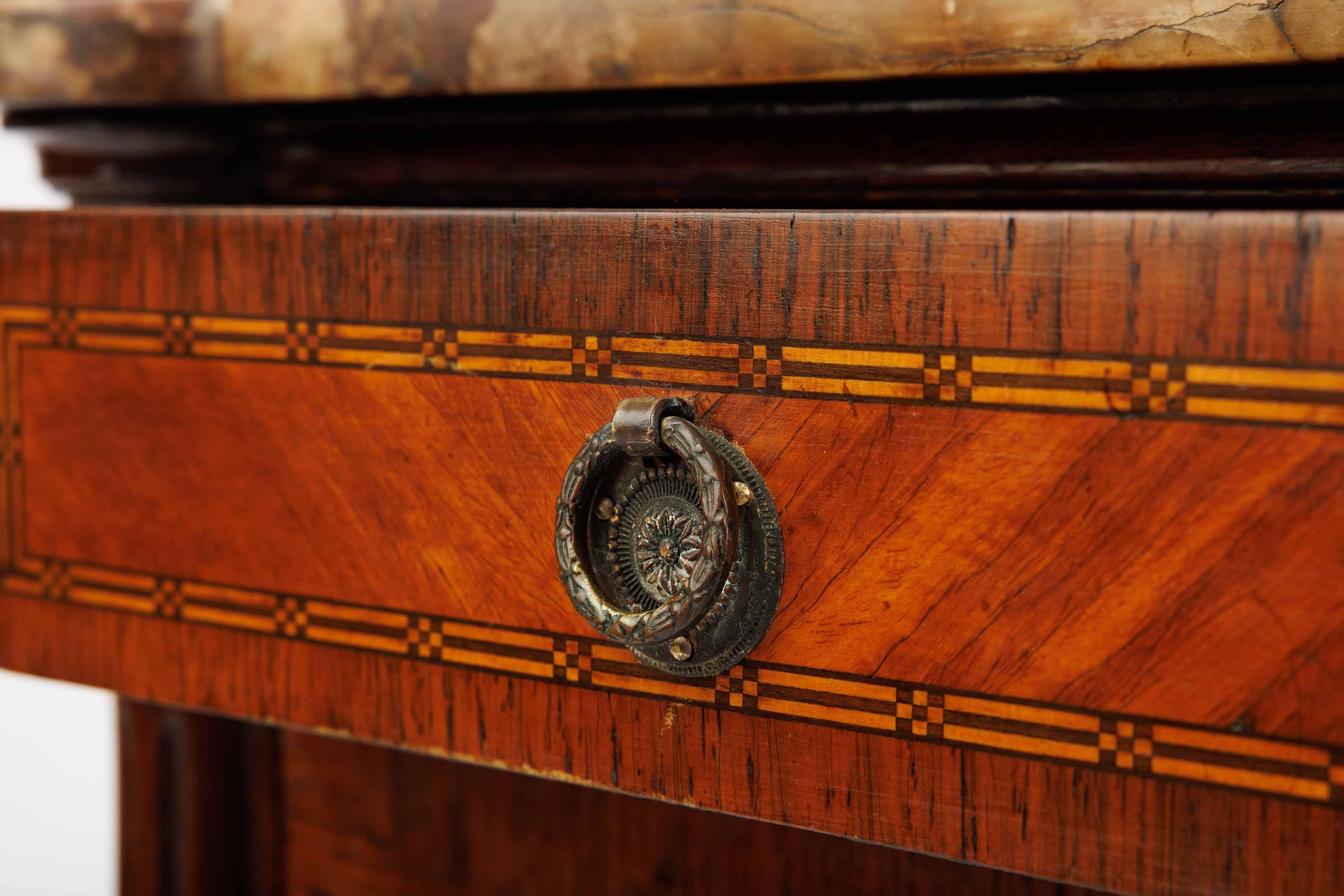 Louis XV Meuble d'appoint en marqueterie française du XIXe siècle avec dessus en marbre : The Carved Bloom en vente