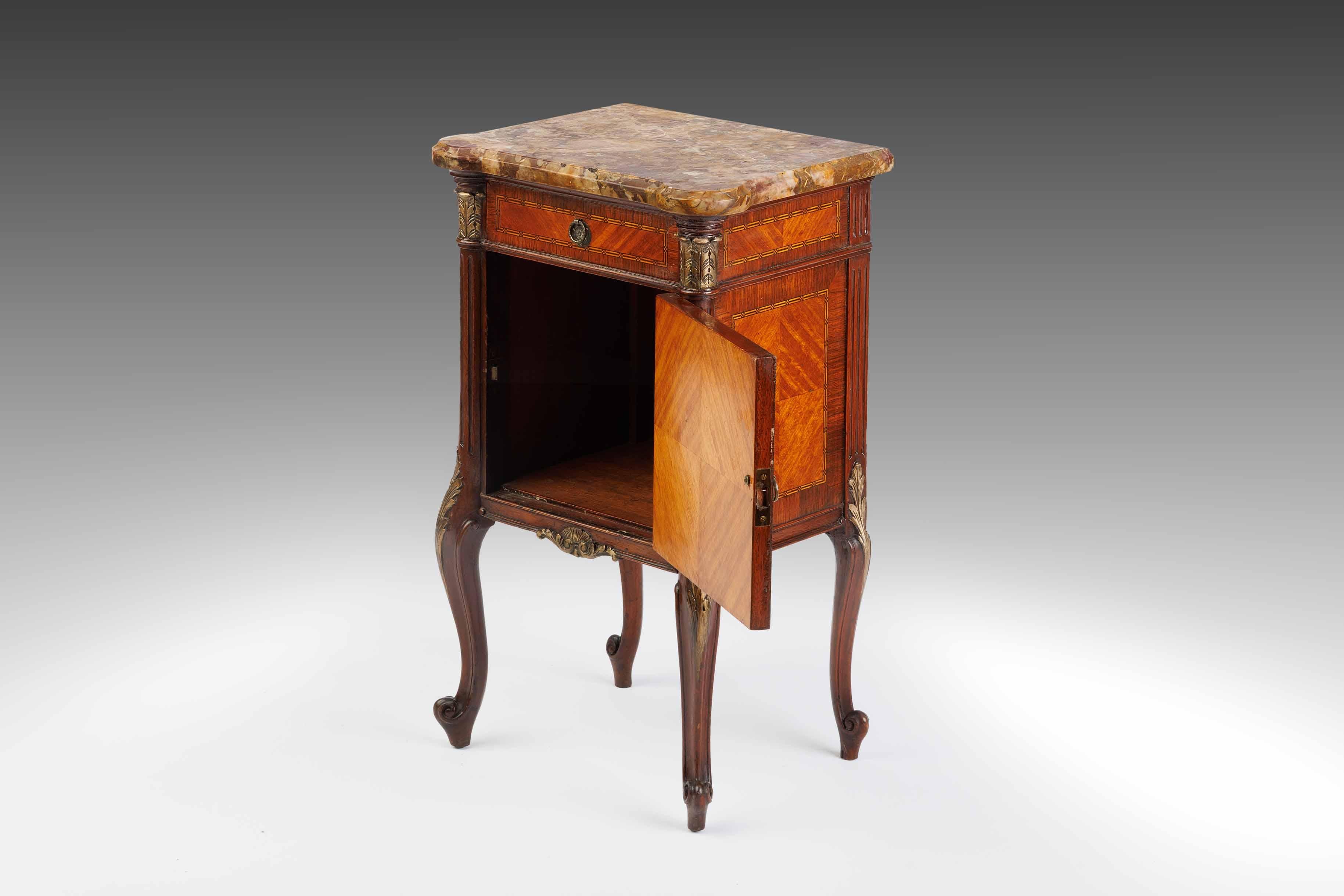 Inconnu Meuble d'appoint en marqueterie française du XIXe siècle avec dessus en marbre : The Carved Bloom en vente