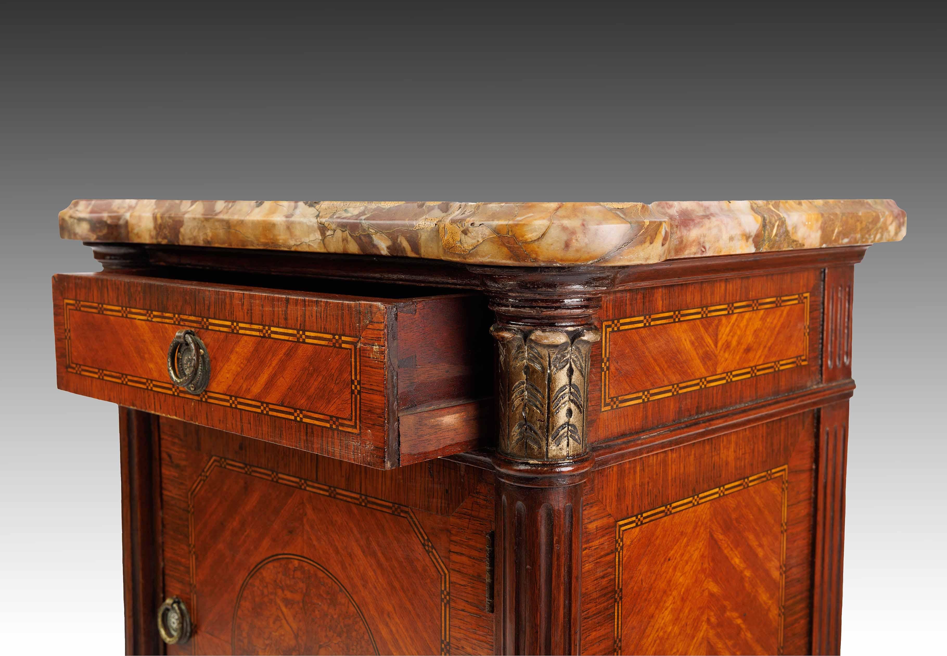 Marqueterie Meuble d'appoint en marqueterie française du XIXe siècle avec dessus en marbre : The Carved Bloom en vente