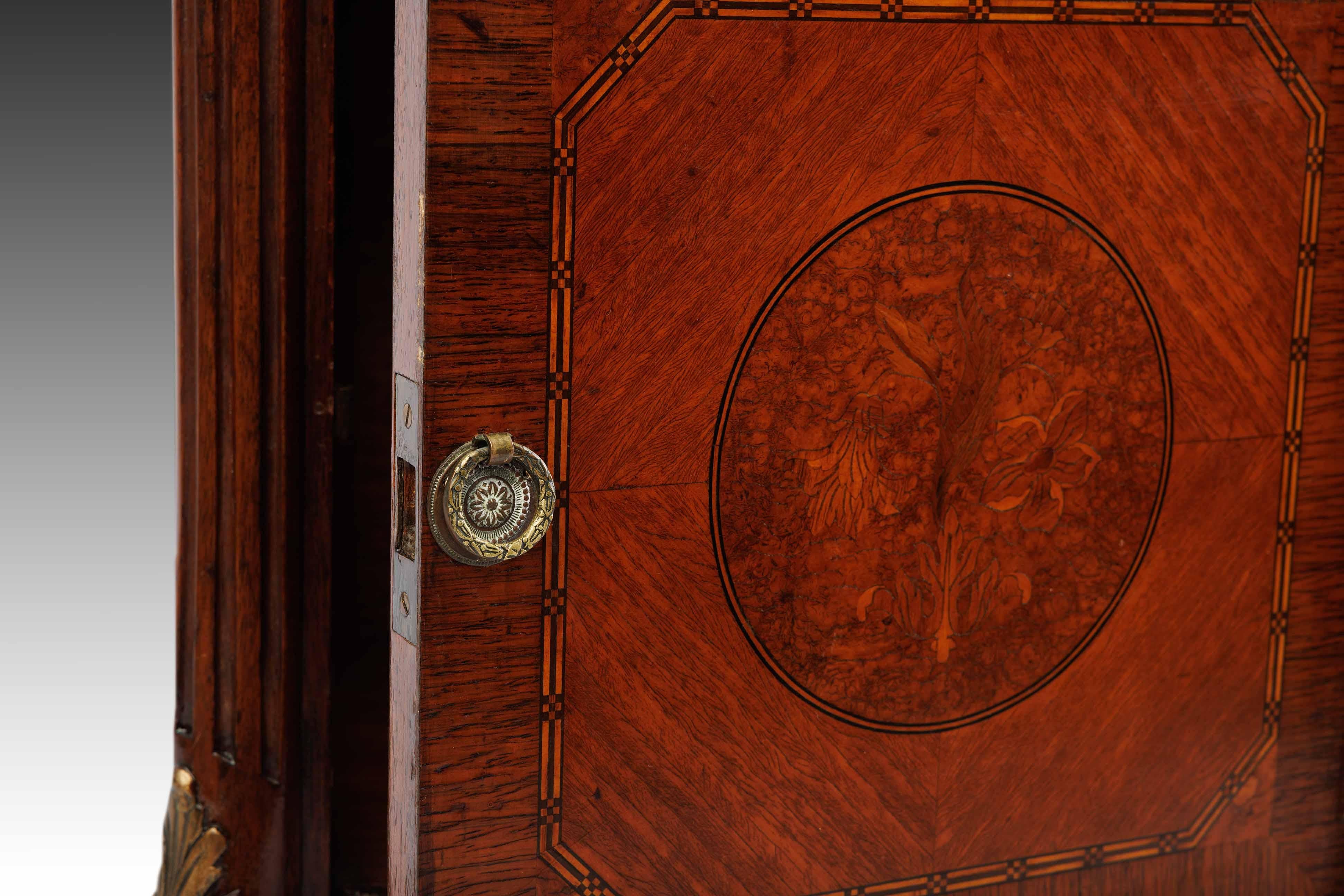 Meuble d'appoint en marqueterie française du XIXe siècle avec dessus en marbre : The Carved Bloom Bon état - En vente à Rolling Hills Estates, CA