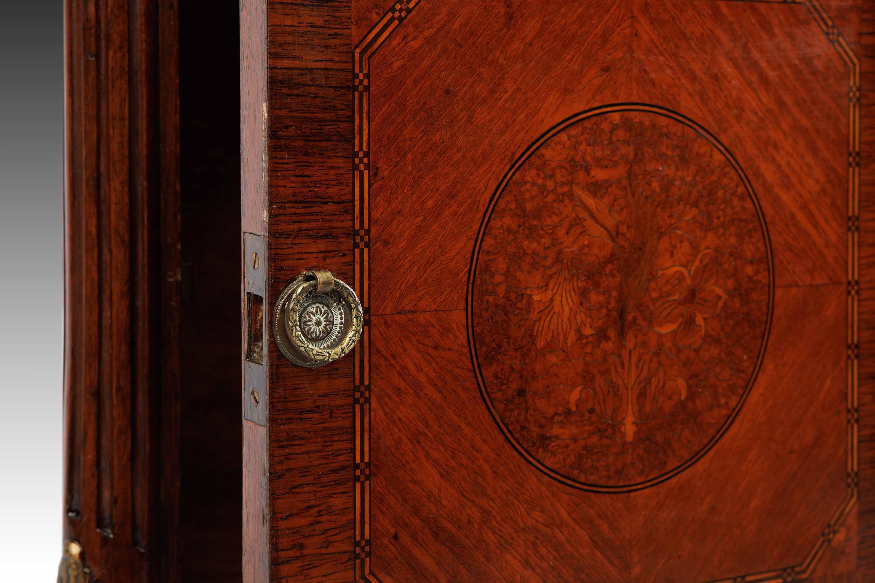 Bois Meuble d'appoint en marqueterie française du XIXe siècle avec dessus en marbre : The Carved Bloom en vente