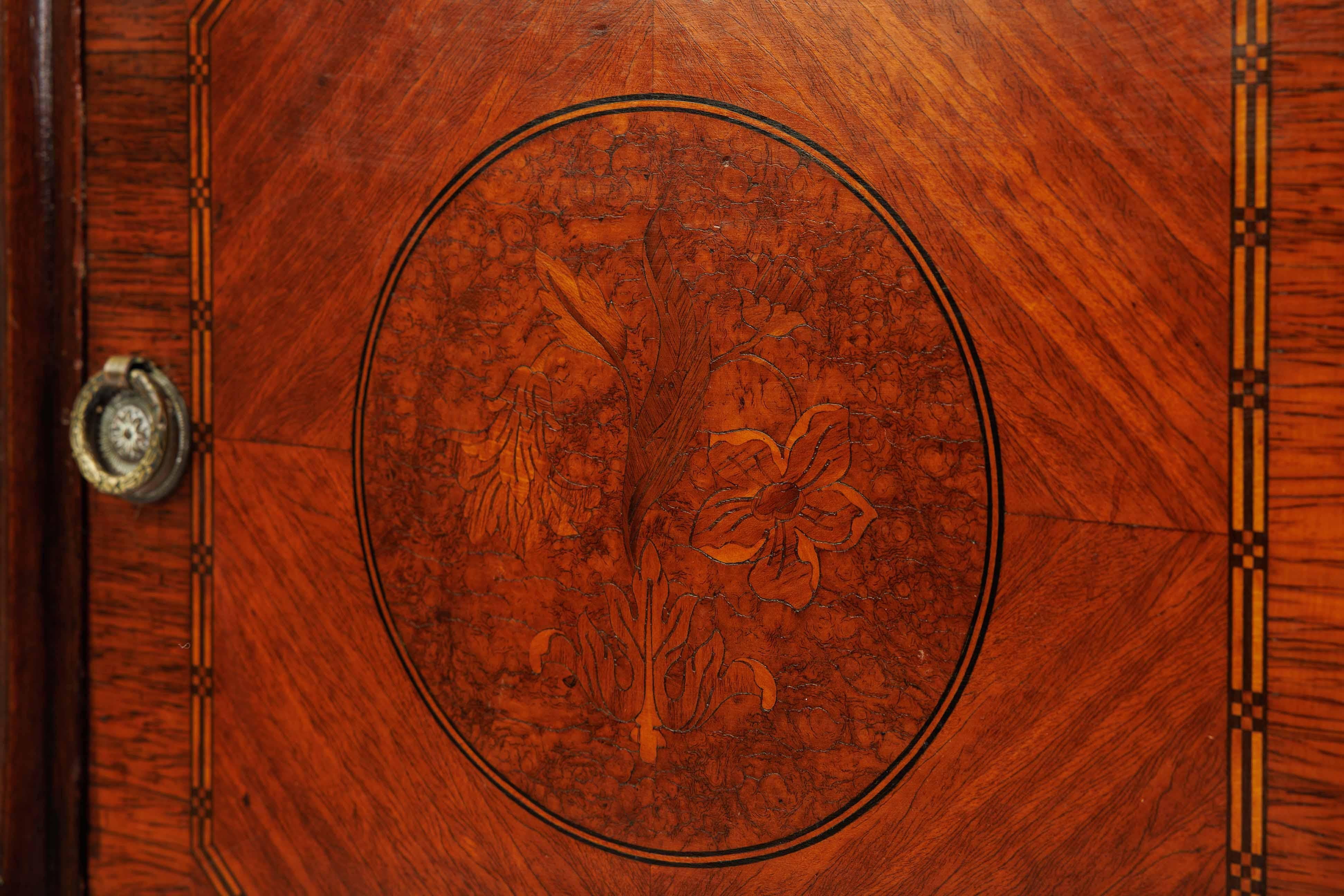 Meuble d'appoint en marqueterie française du XIXe siècle avec dessus en marbre : The Carved Bloom en vente 1